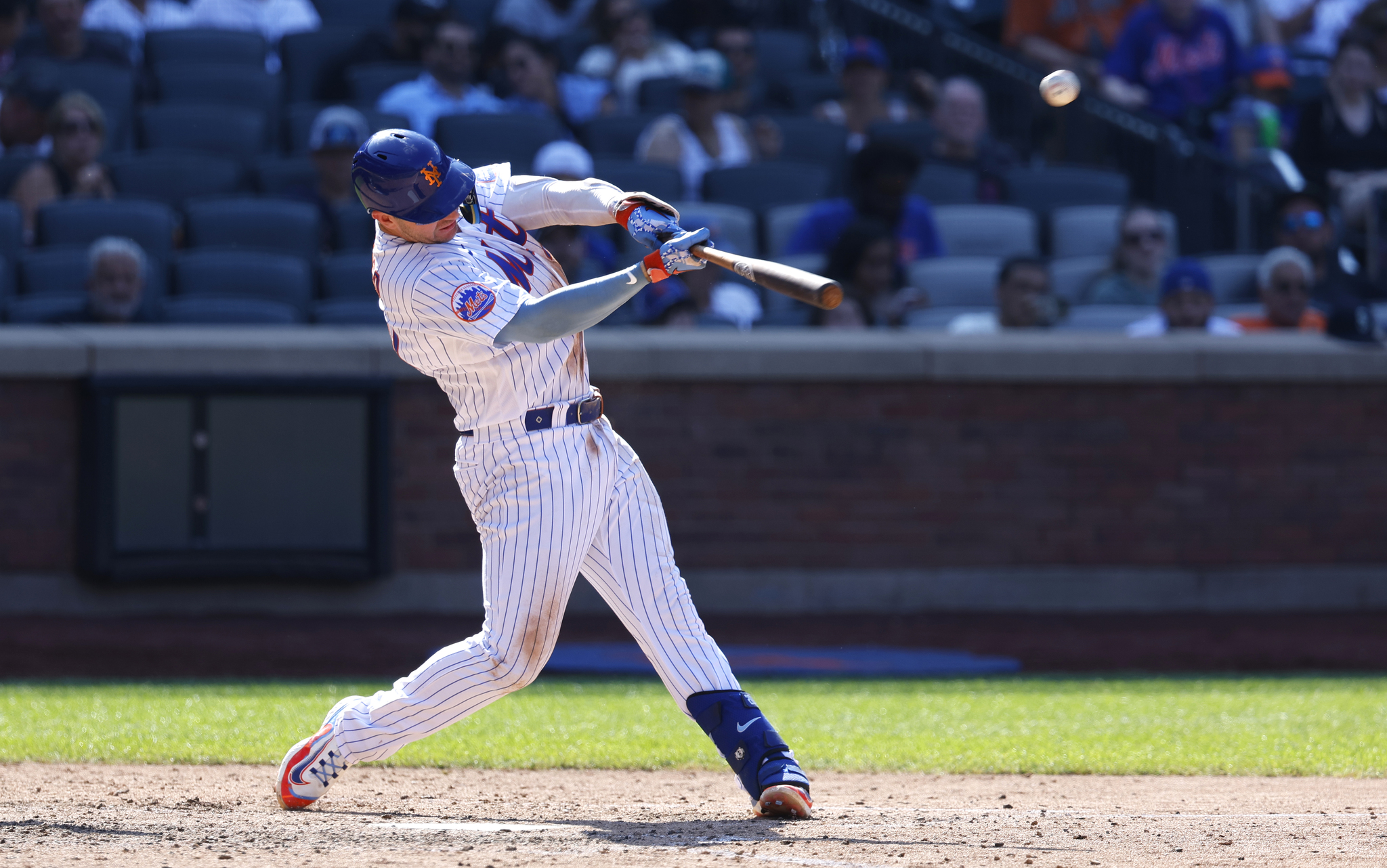 New York Mets' Pete Alonso hits a home run against the Seattle Mariners
