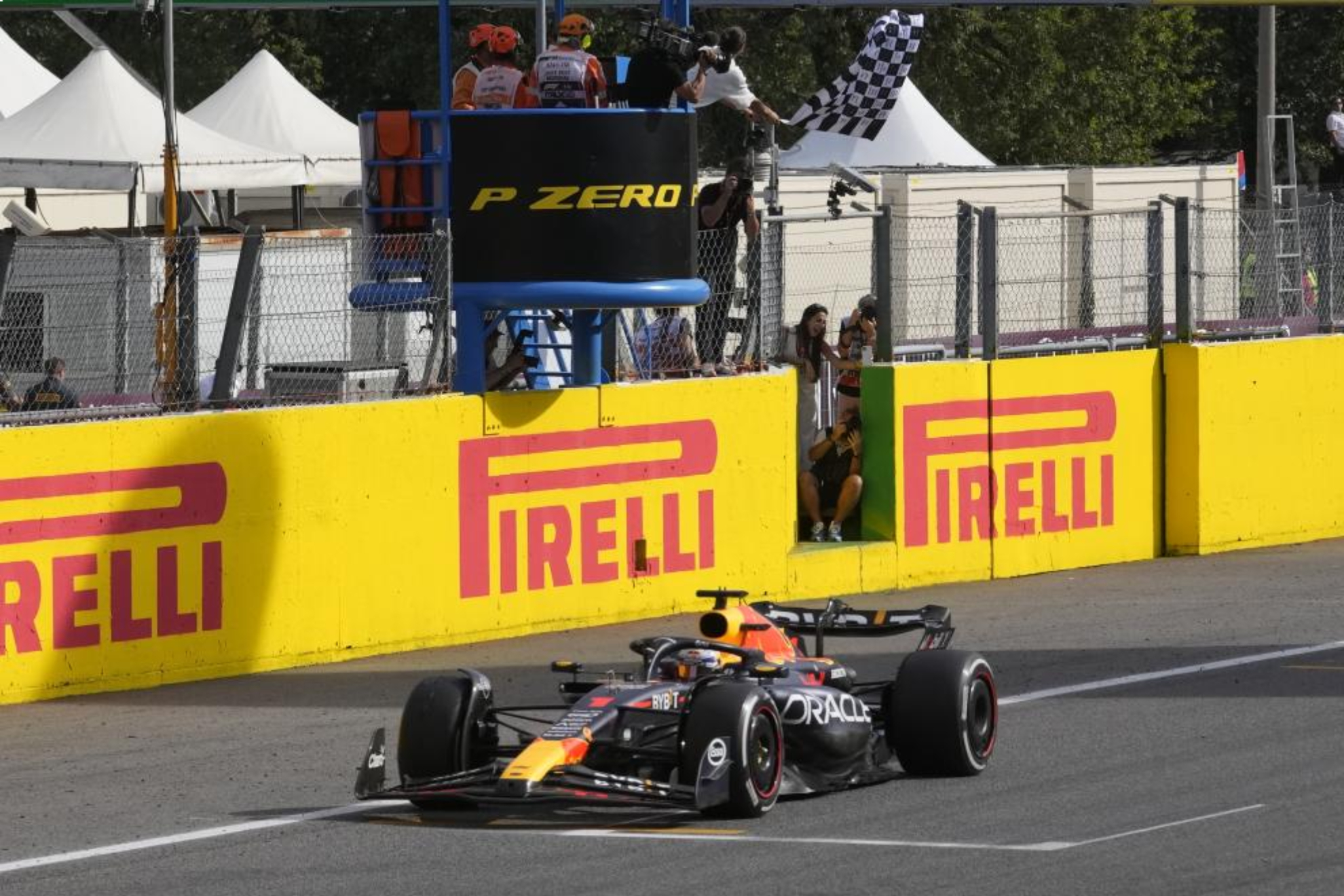 Max Verstappen cruza la línea de meta en Monza