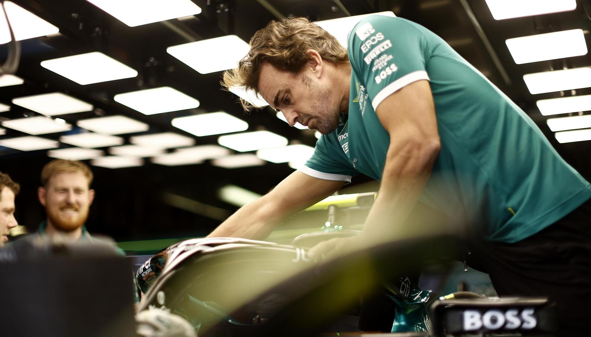 Fernando Alonso trabajando en algunos aspectos del AMR23.