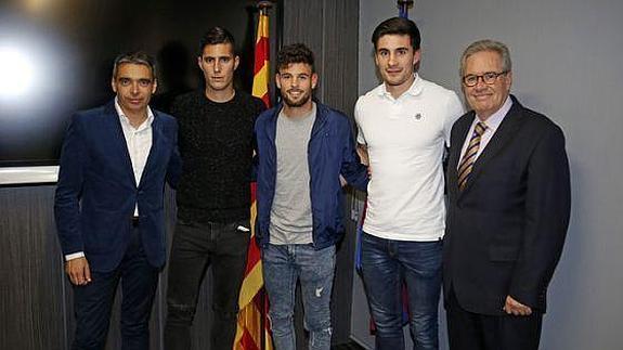 Sergi Guardiola posa tras firmar su contrato con el Barcelona.