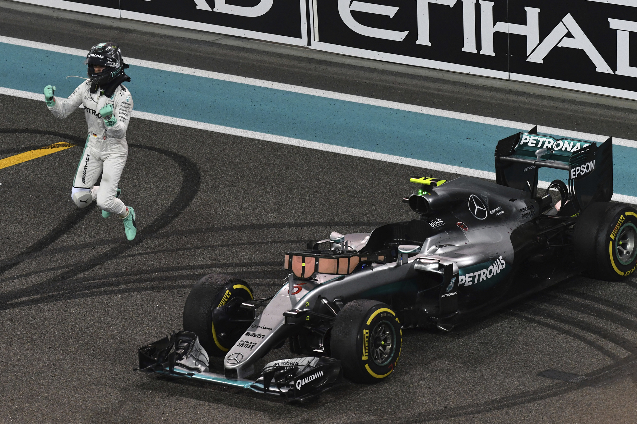 Nico Rosberg celebra su victoria en el GP de Abu Dhabi en 2016