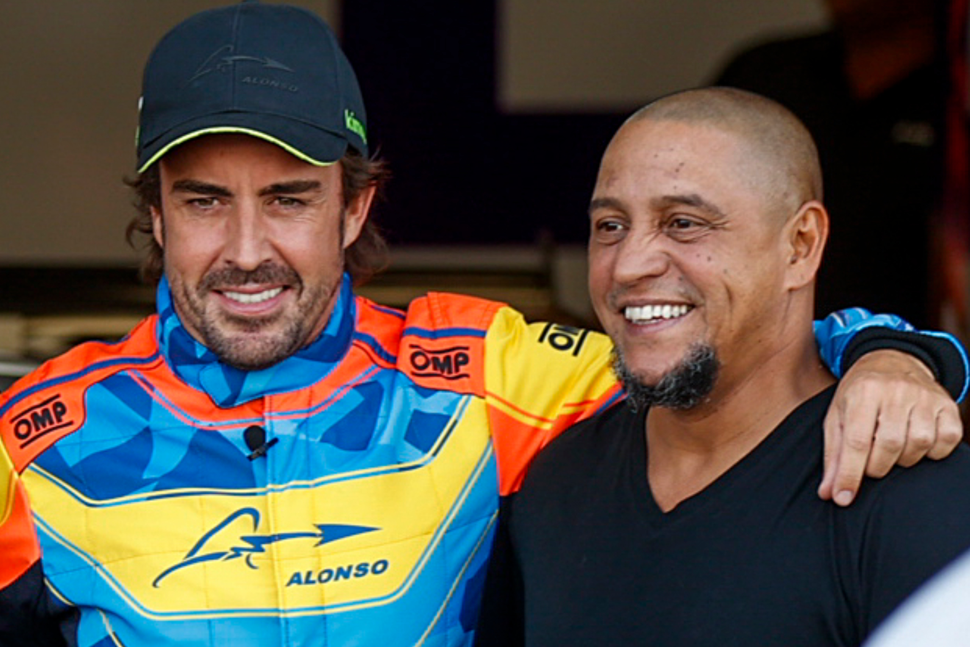 Alonso posa con Roberto Carlos en el Jarama.