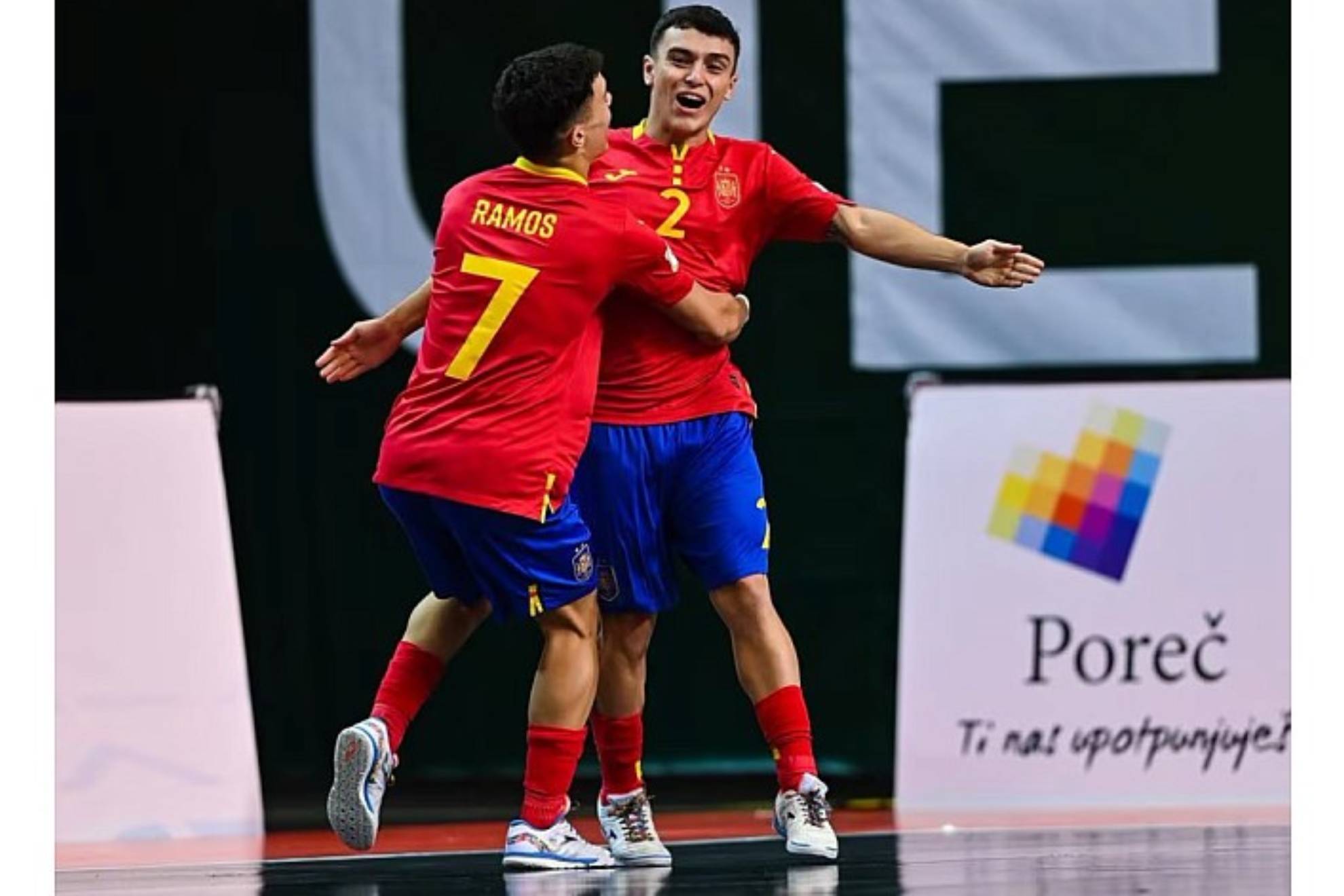 Víctor Ramos y Pol Cano celebran un gol ante Croacia.
