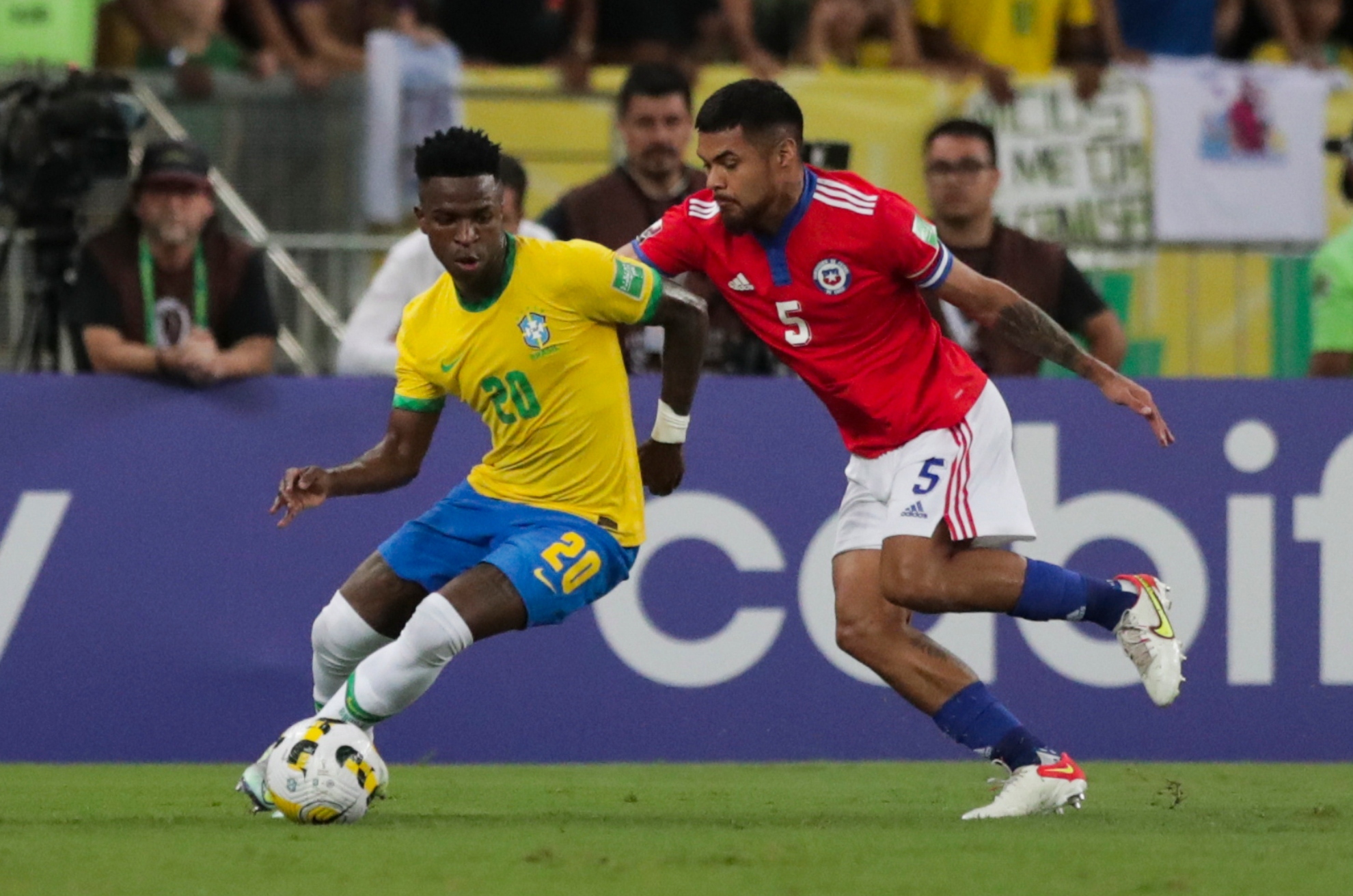Vinícius pugna con el chileno Paulo Díaz por el balón durante la última eliminatoria rumbo a Qatar 2022