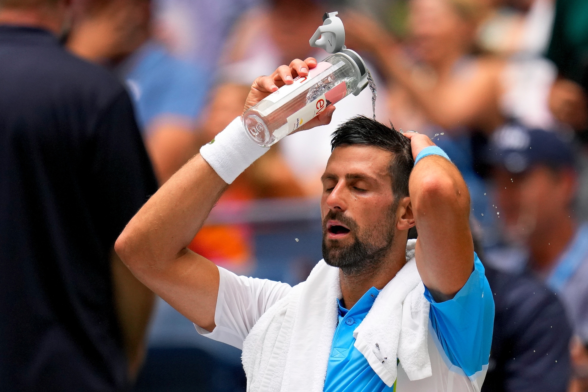 Djokovic se tira agua en la cabeza