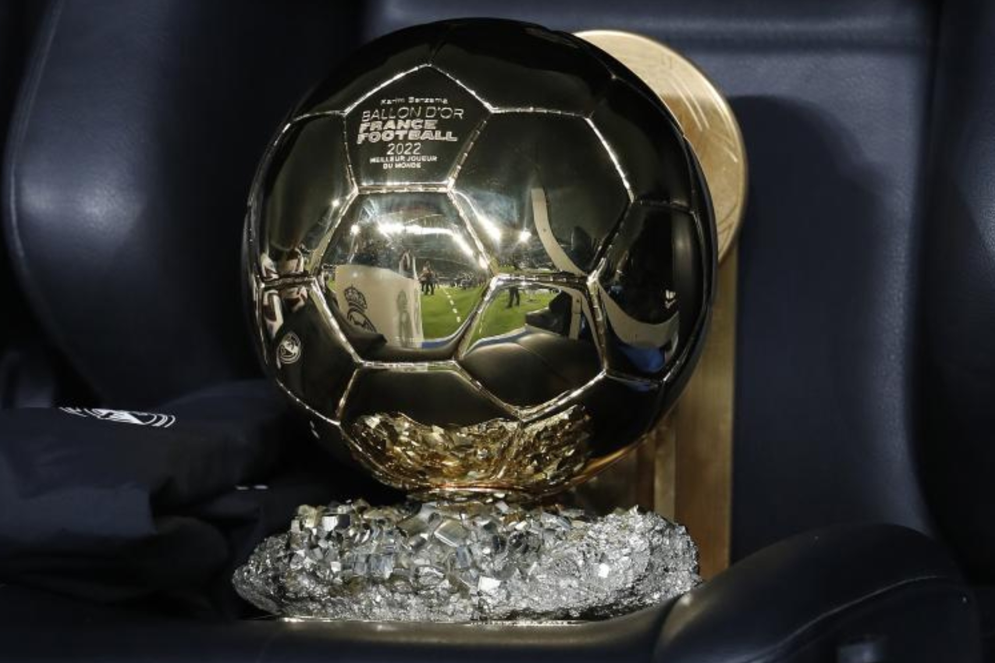 El Balón de Oro de 2022, ganado por Benzema, en el banquillo del Bernabéu.