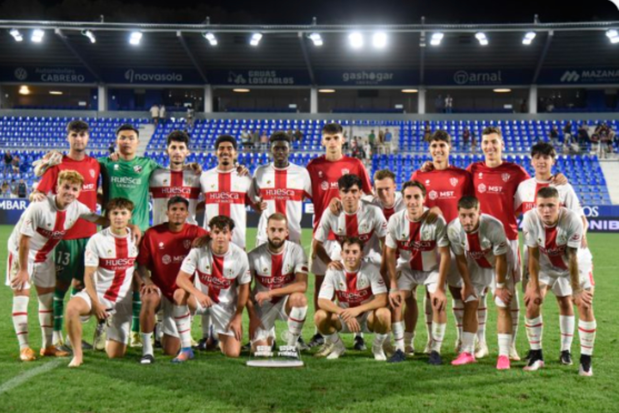 Los jugadores del Huesca, con el trofeo.