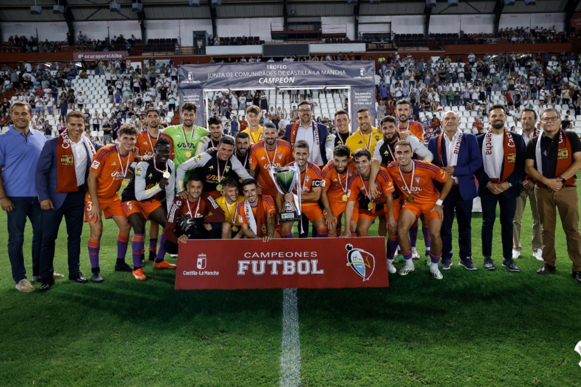 La plantilla del Alba, con la Copa de campeón.