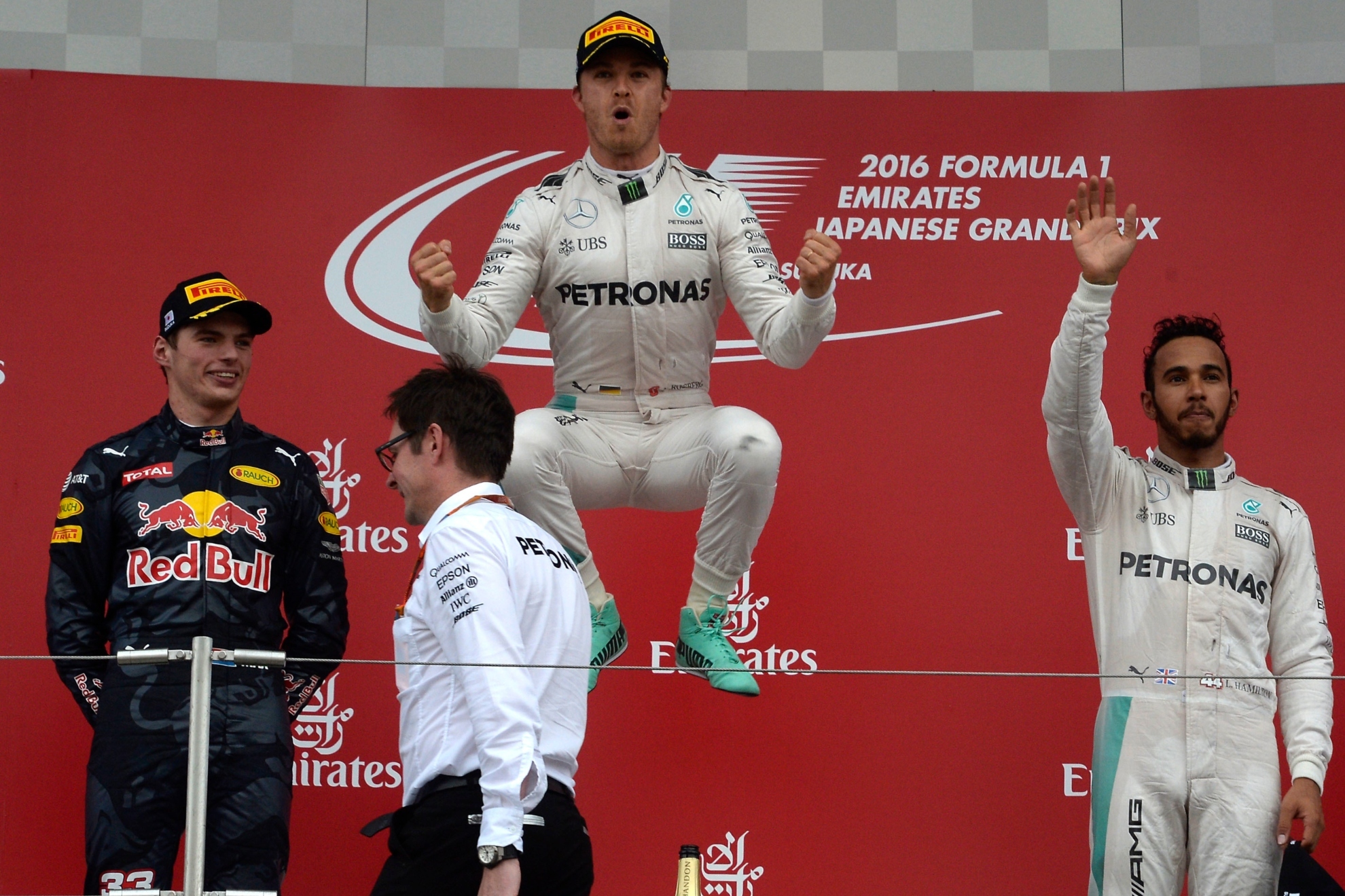 Max Verstappen, Nico Rosberg y Lewis Hamilton en el podio del GP de Japón en 2016