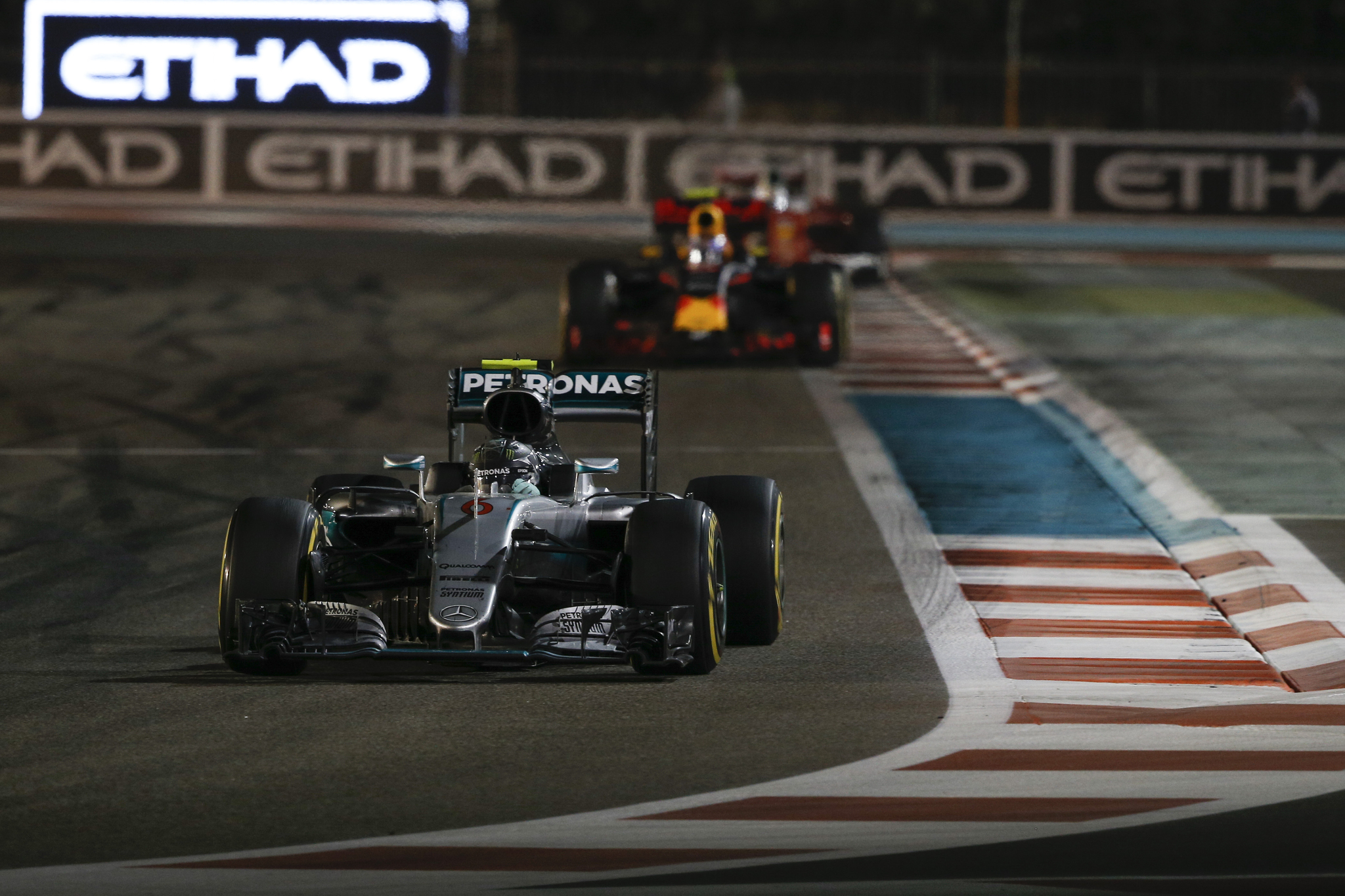 Nico Rosberg por delante de Max Verstappen en el GP de Abu Dhabi en 2016