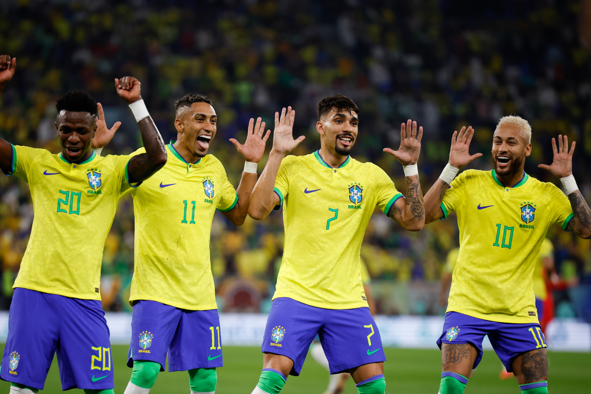Los jugadores de Brasil celebran un gol