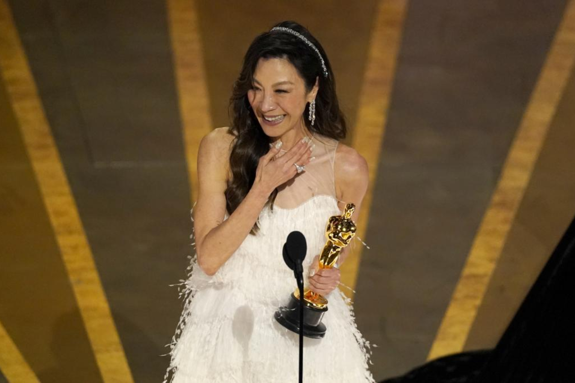 Michelle Yeoh, tras recibir el Oscar por 'Todo a la vez en todas partes'.