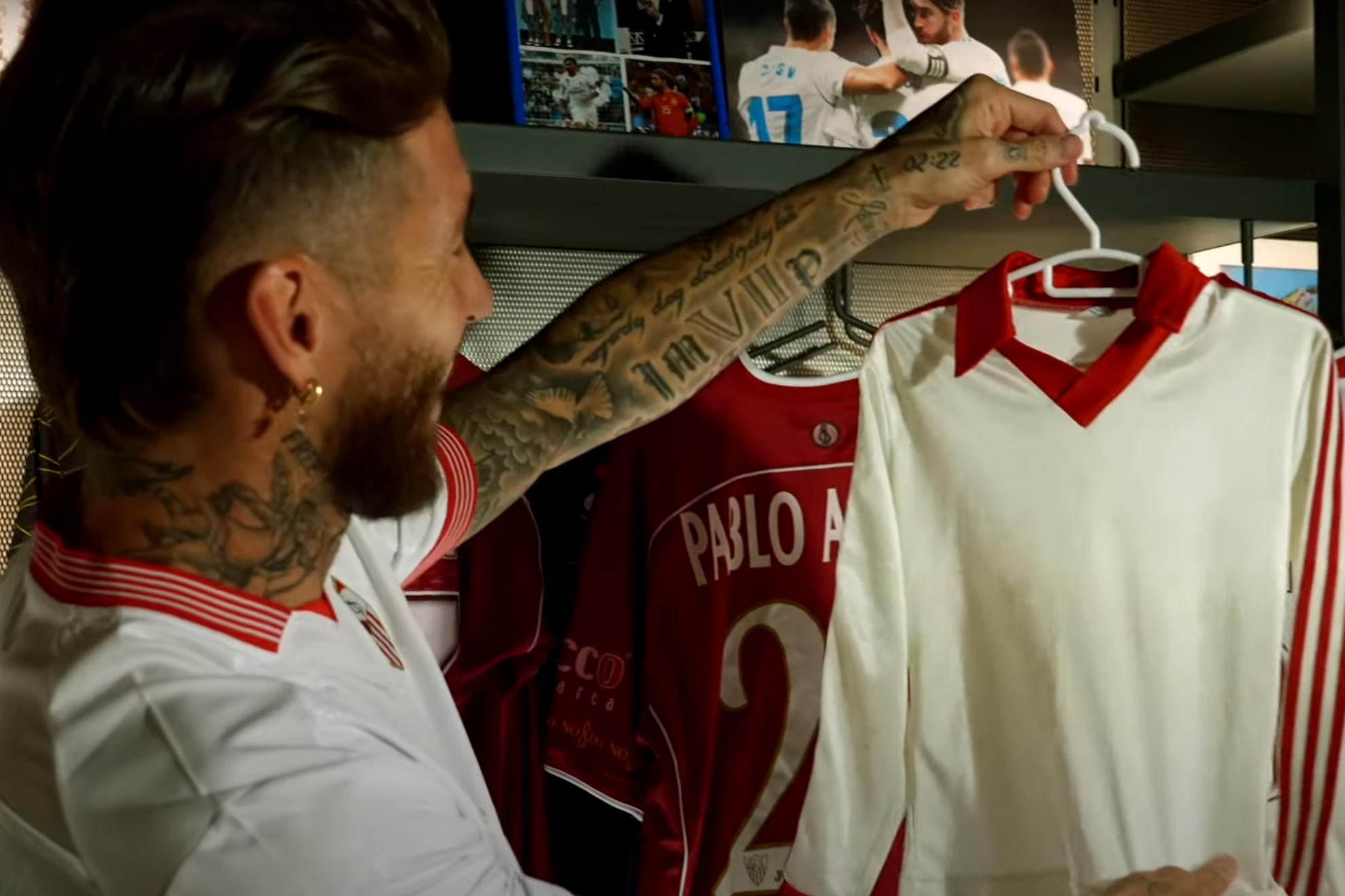 Ramos enseña su primera camiseta del Sevilla.