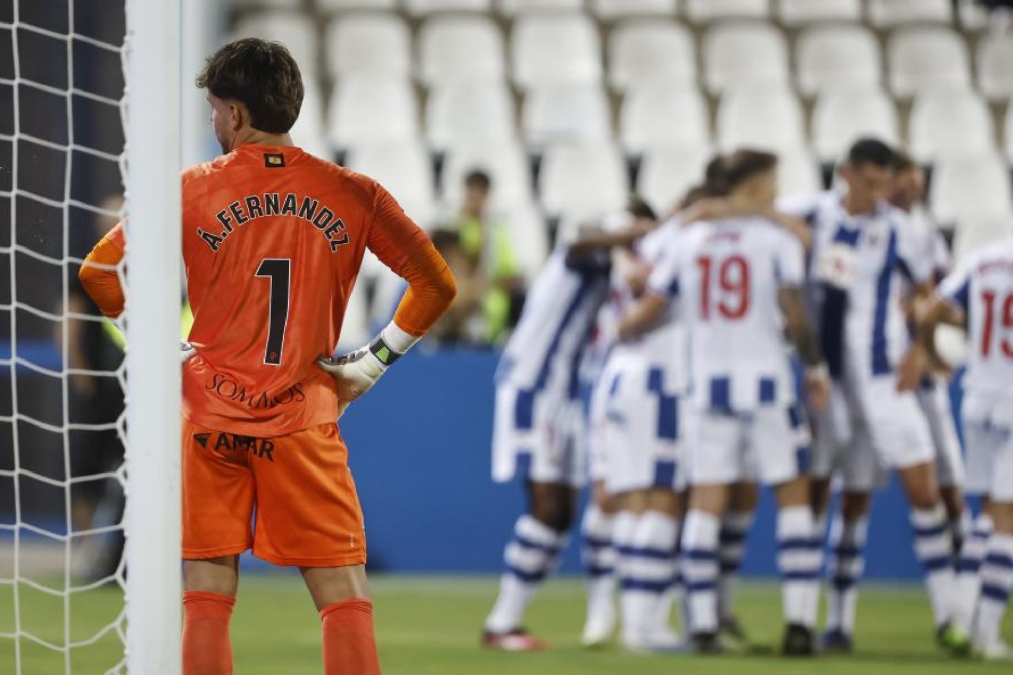 Álvaro Fernández, desesperado, nada más encajar un gol y viendo la alegría de los jugadores del Leganés.