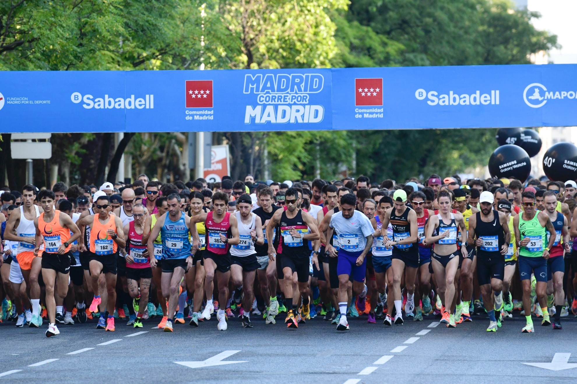Cientos de corredores toman la salida de la carrera popular "Madrid corre por Madrid", organizada por Mapoma.