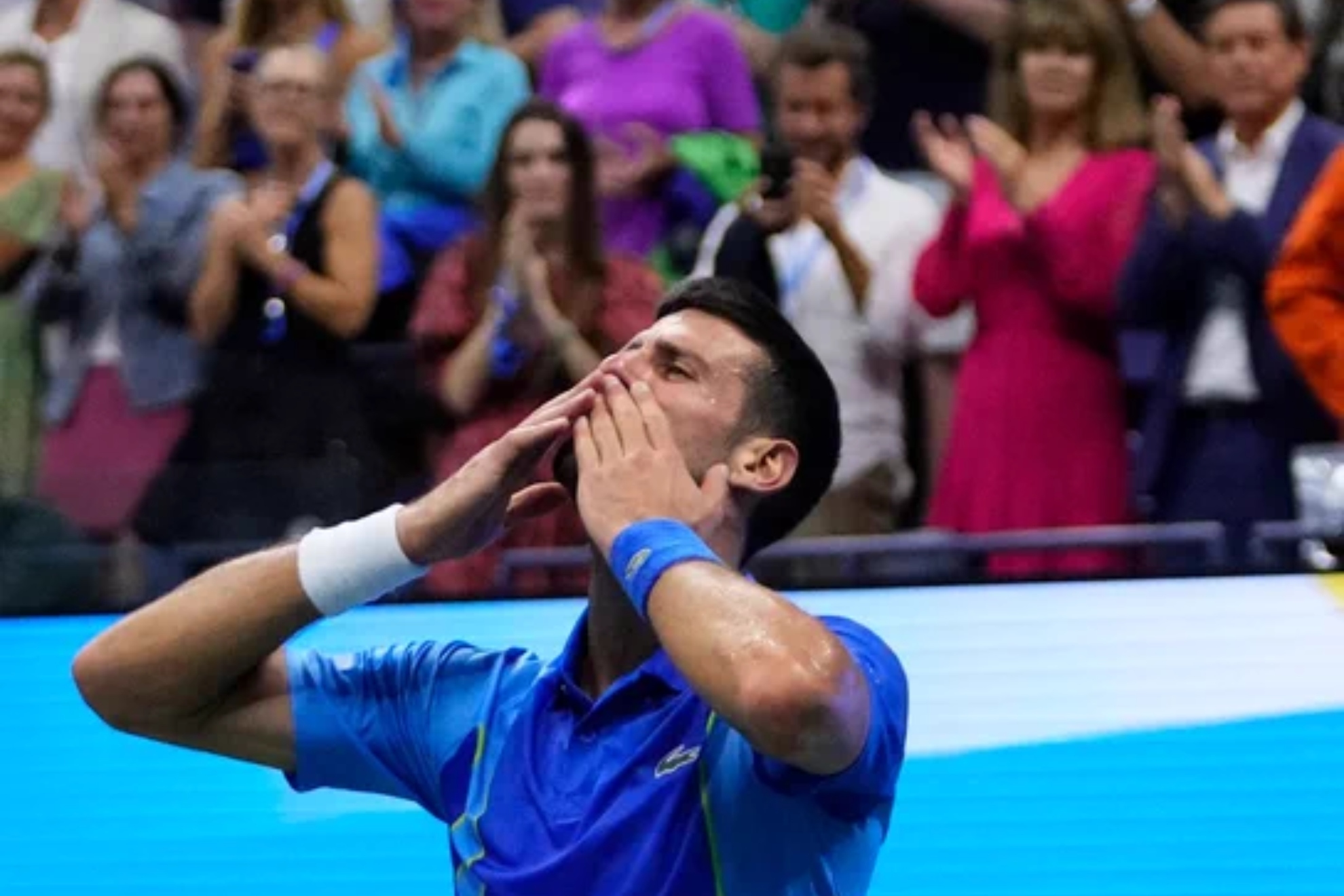 Djokovic lanza un beso a la grada