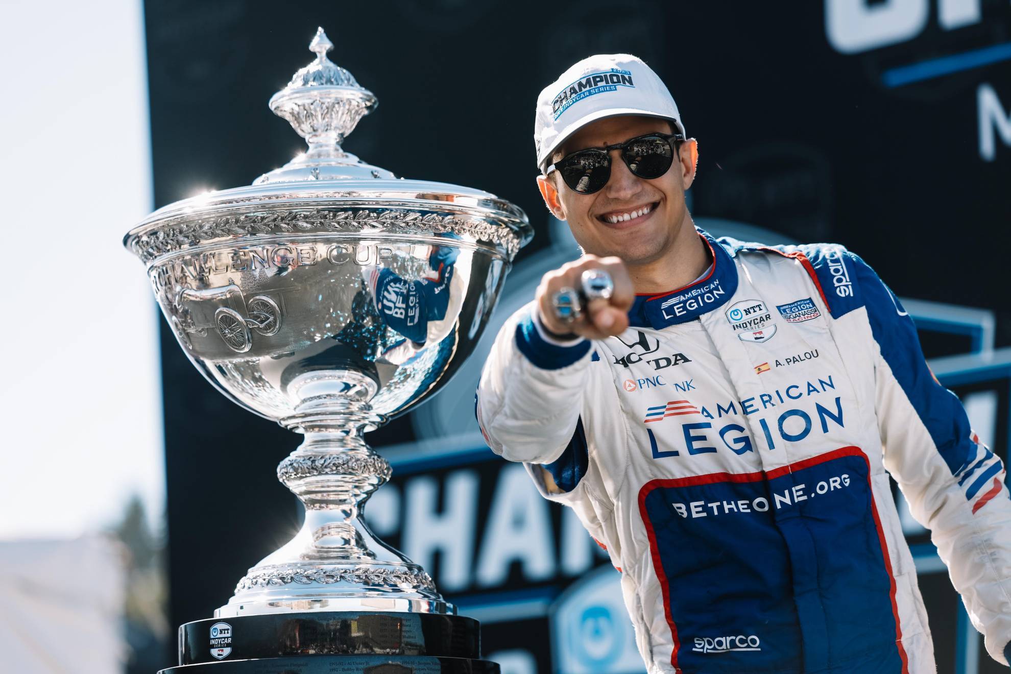 lex Palou recibe el trofeo de ganador de la IndyCar 2023