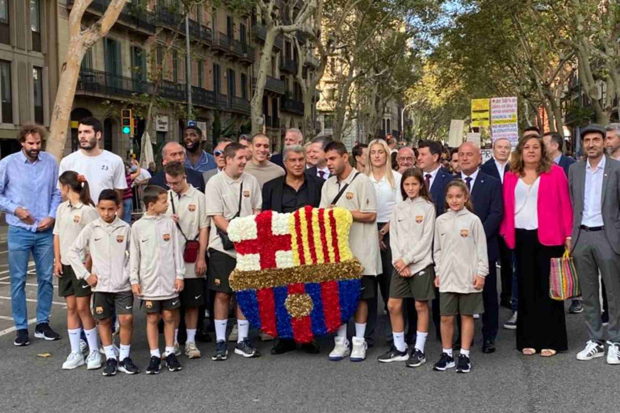 Comitiva del Barça en la ofrenda floral