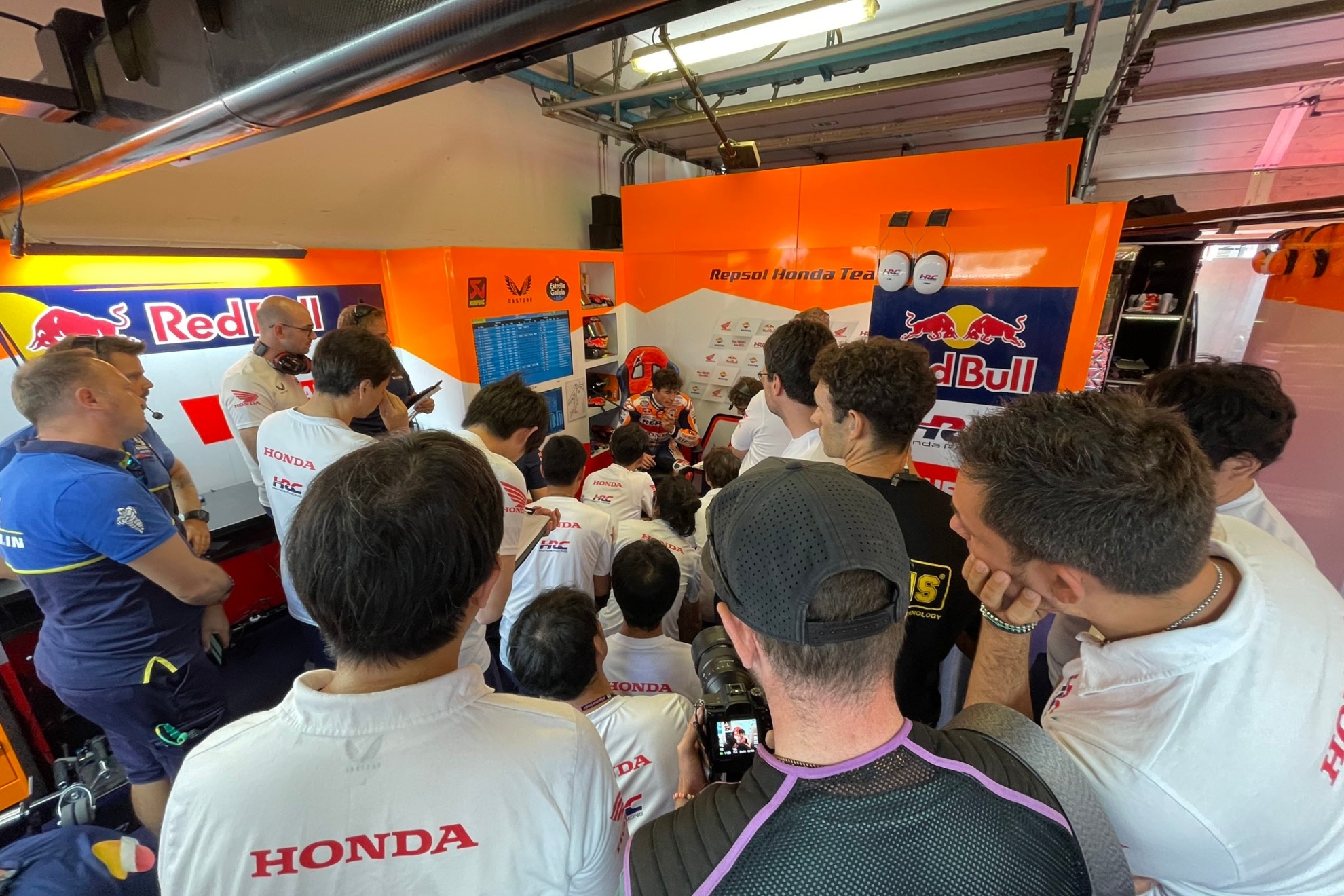 Los ingenieros de Honda escuchan a Marc Márquez hoy en Misano.