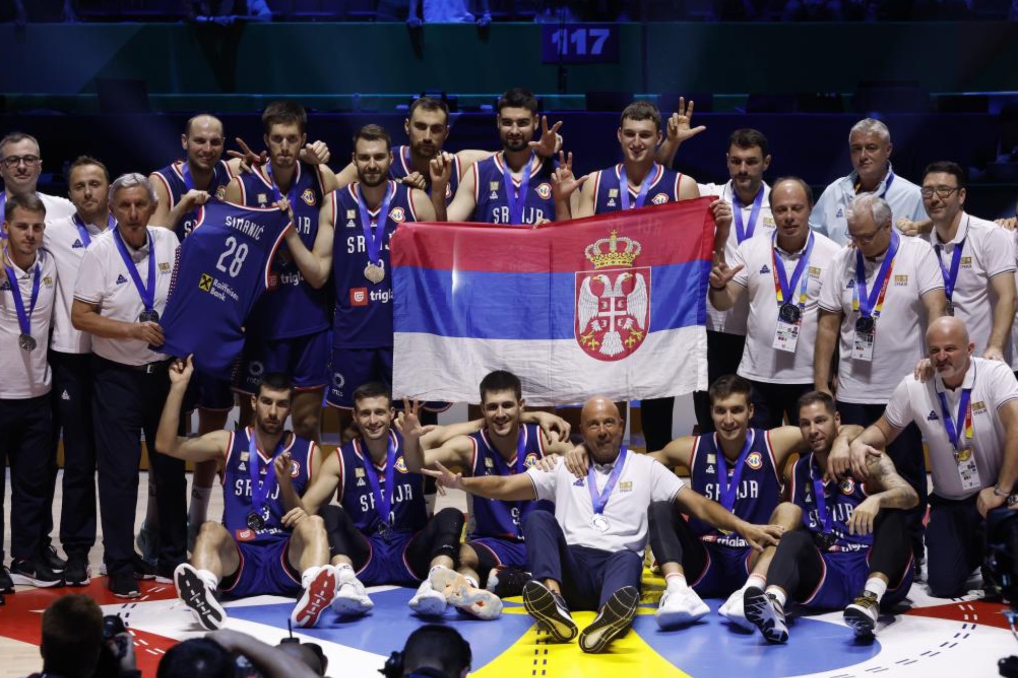 La selección de Serbia posa con la medalla de plata obtenida en el pasado Mundial.