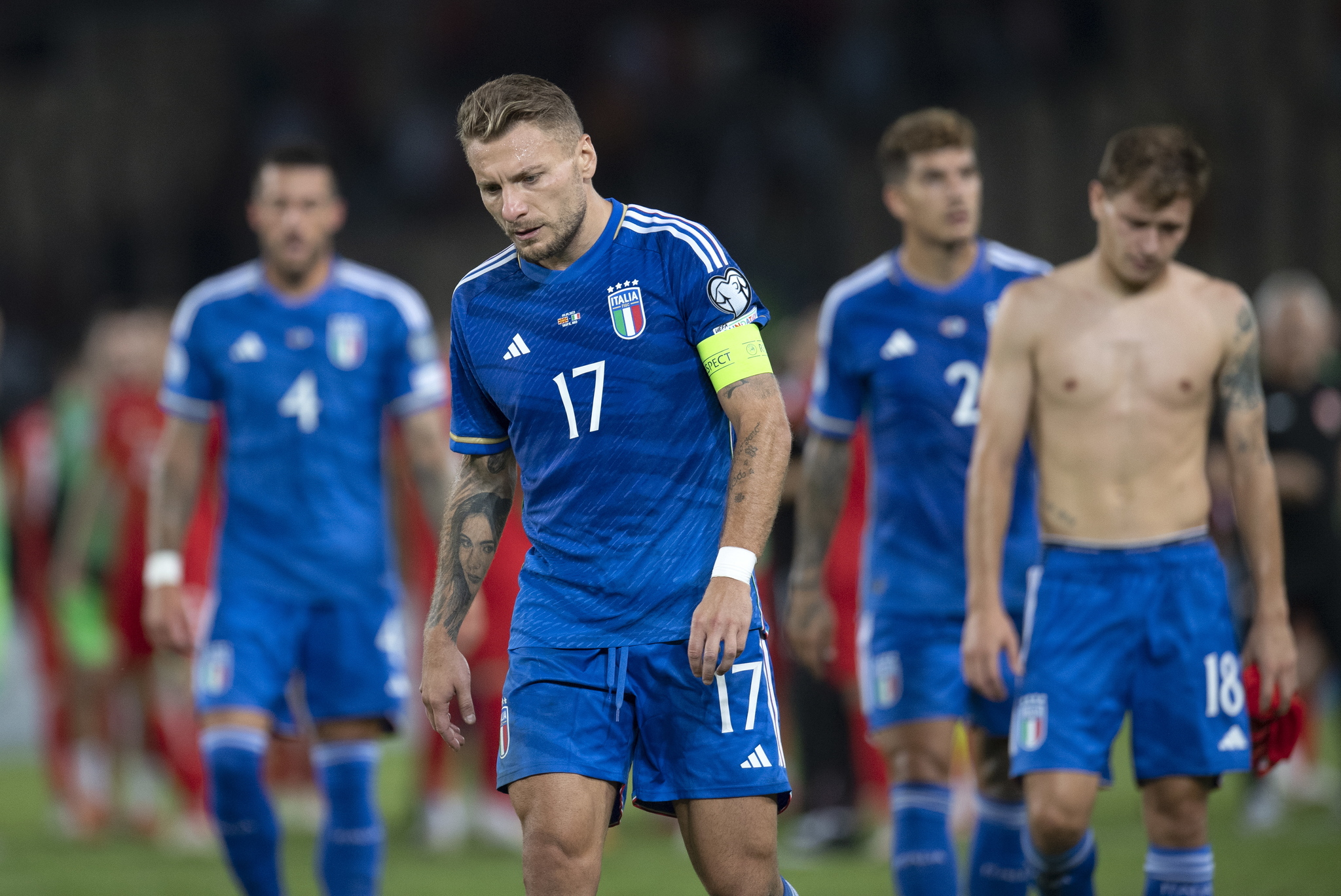 Los jugadores de Italia lamentan el empate en Macedonia.