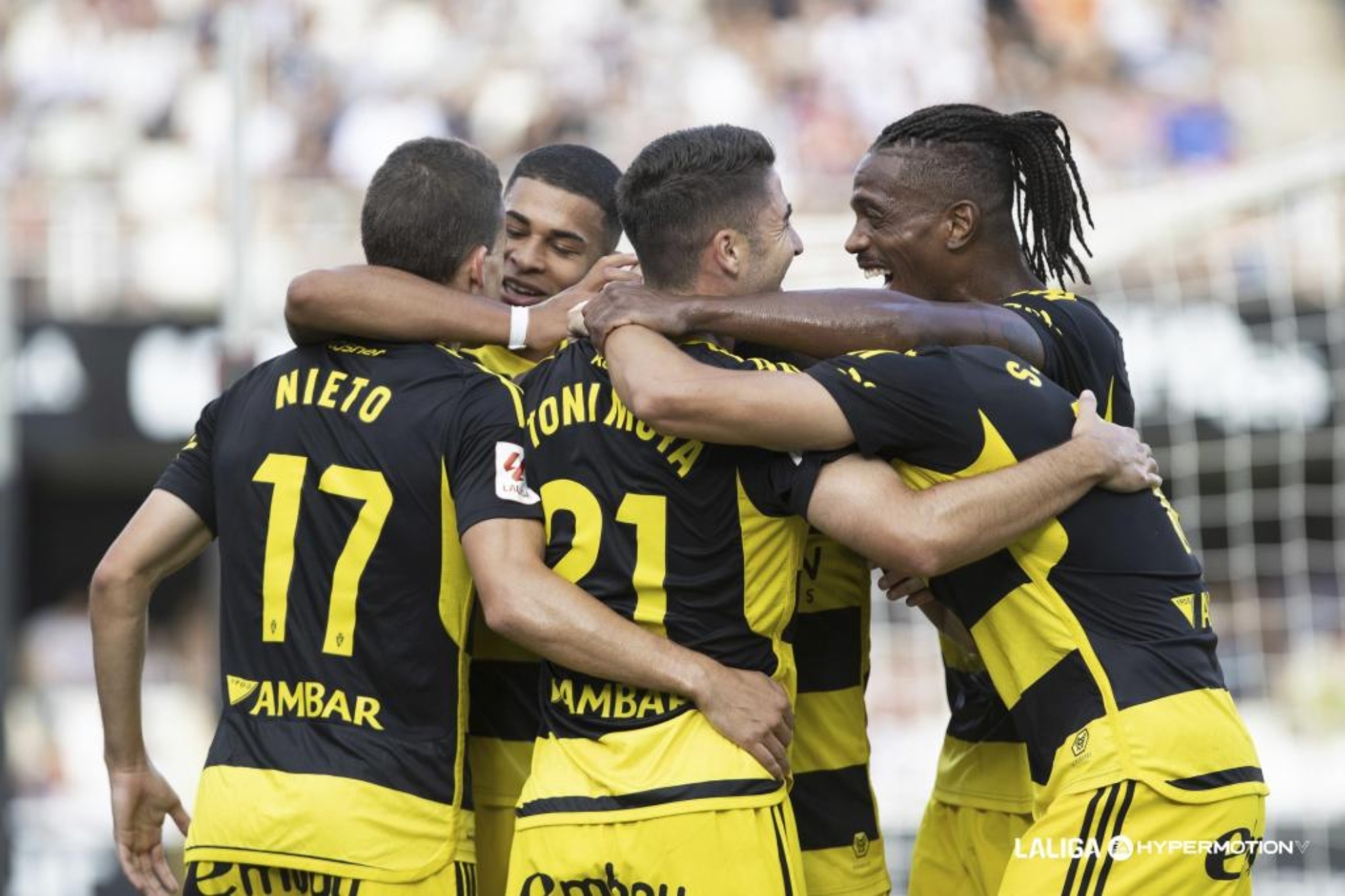Los jugadores del Zaragoza celebran uno de los goles marcados al Cartagena.
