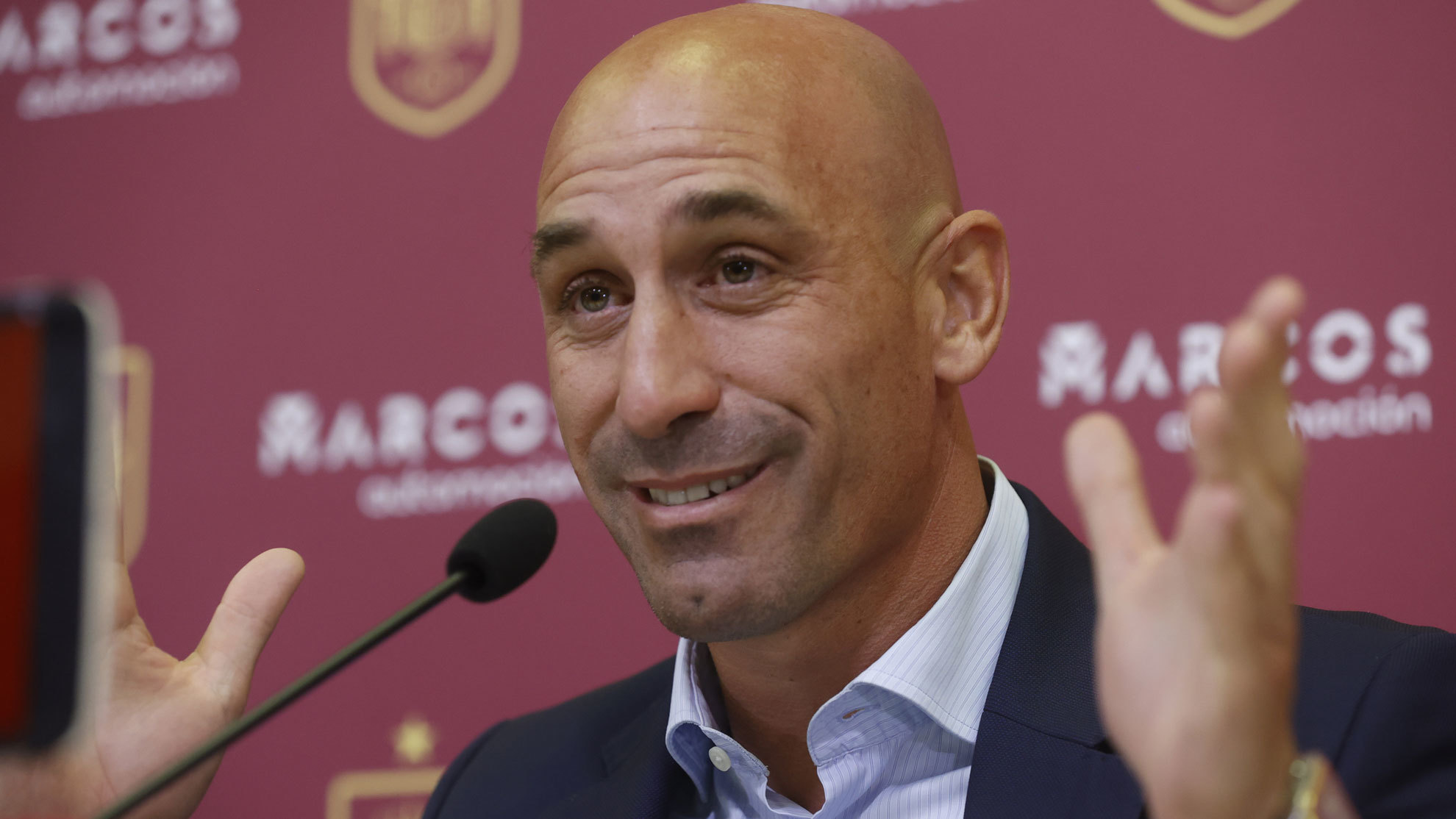 "El beso a Jenni fue como el que daría a mis hijas"