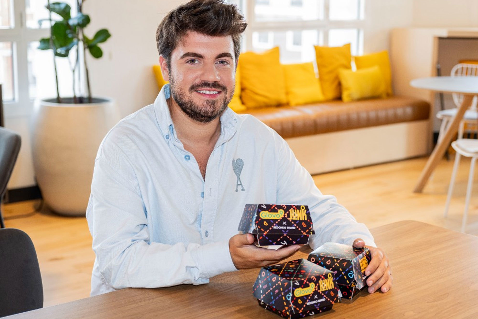 Jorge Redondo, uno de los jóvenes diseñadores más destacados del sector quien ha creado un packaging especial con motivo de la Madrid Benz Fashion Week