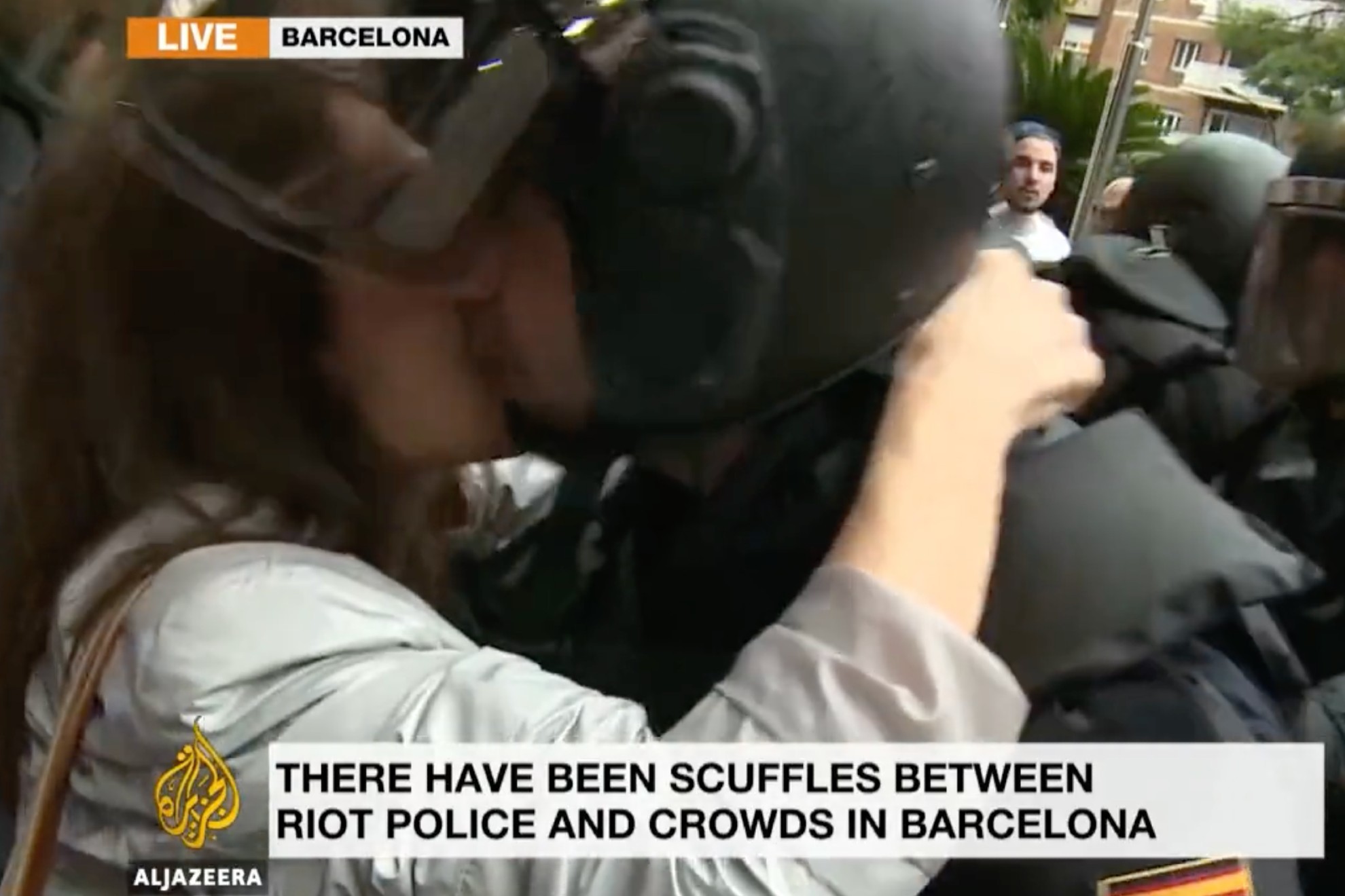 Un polica denuncia el beso no consentido de una mujer en Catalua
