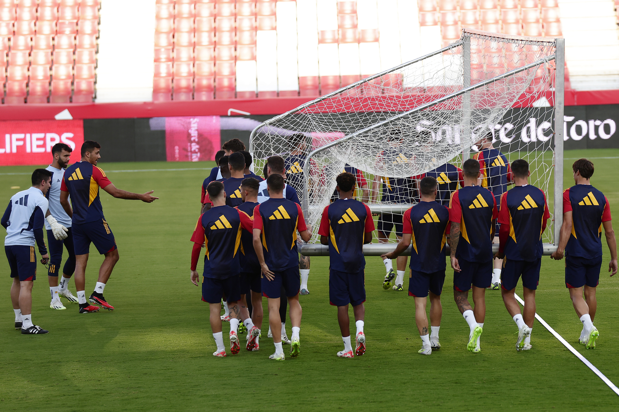 La selección española, durante un entrenamiento en Granada previo al duelo ante Chipre.
