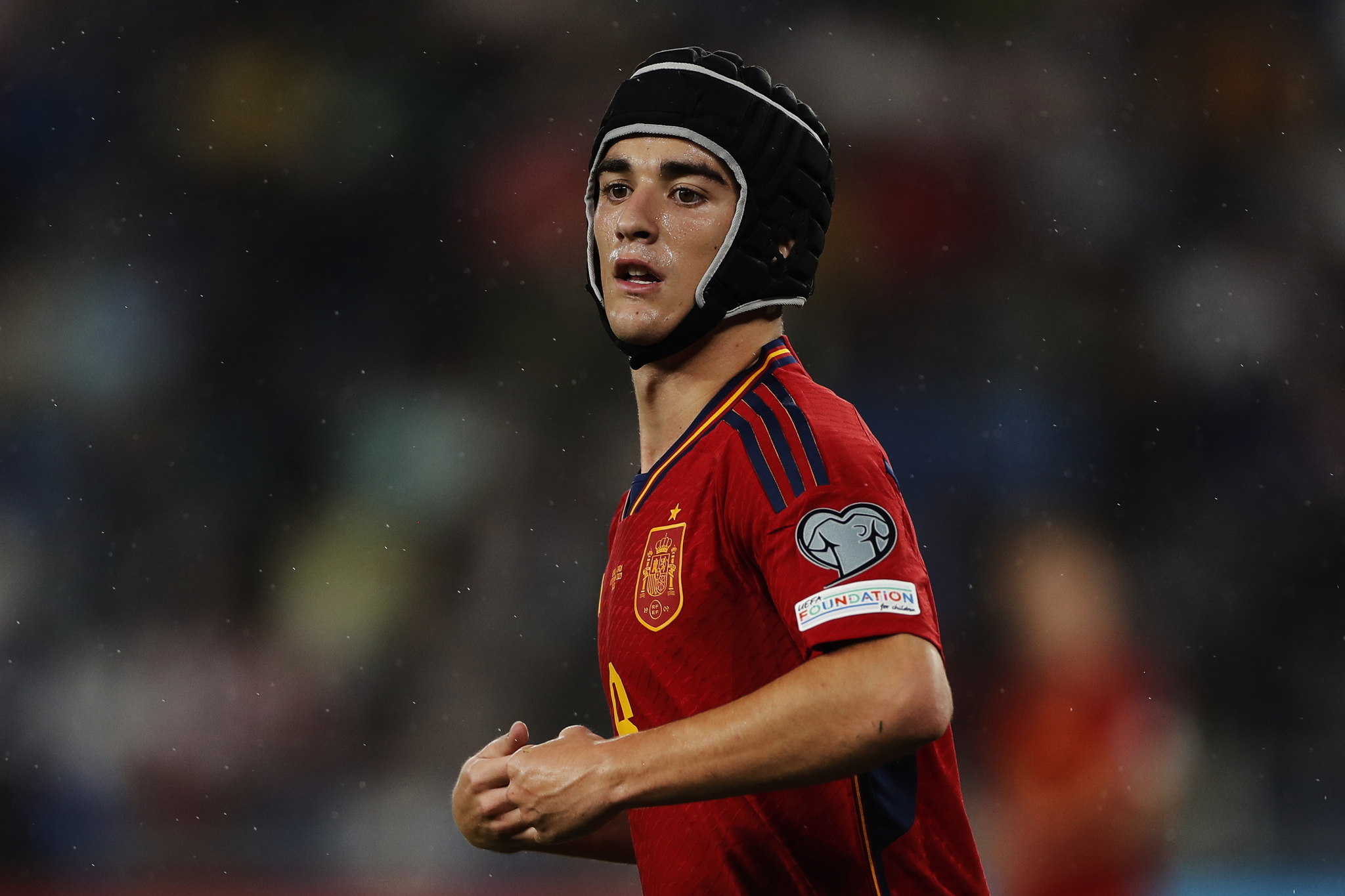 ¿Por qué Gavi juega con un casco protector en el España - Chipre?