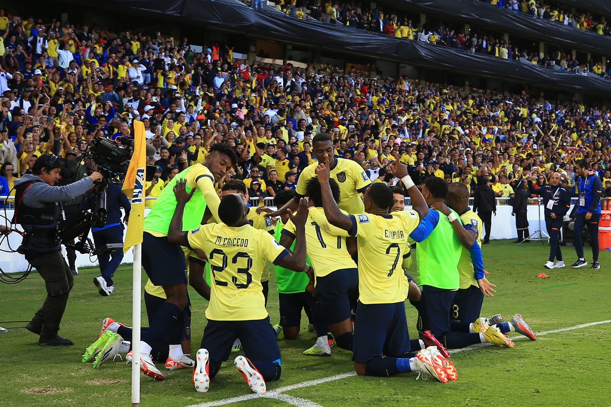 Los jugadores ecuatorianos celebran el segundo tanto