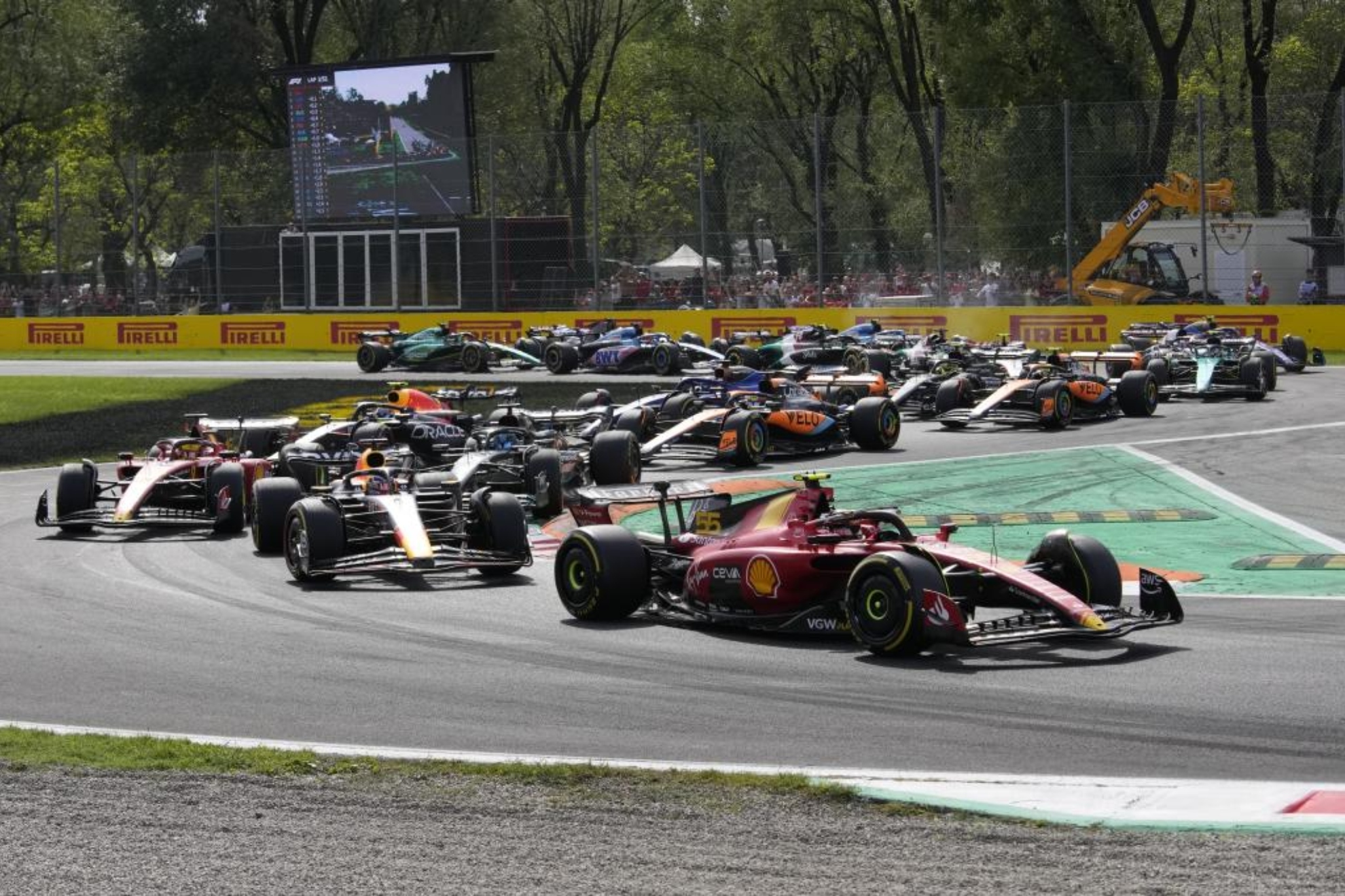 Sainz lidera tras la salida en F1 en Monza.