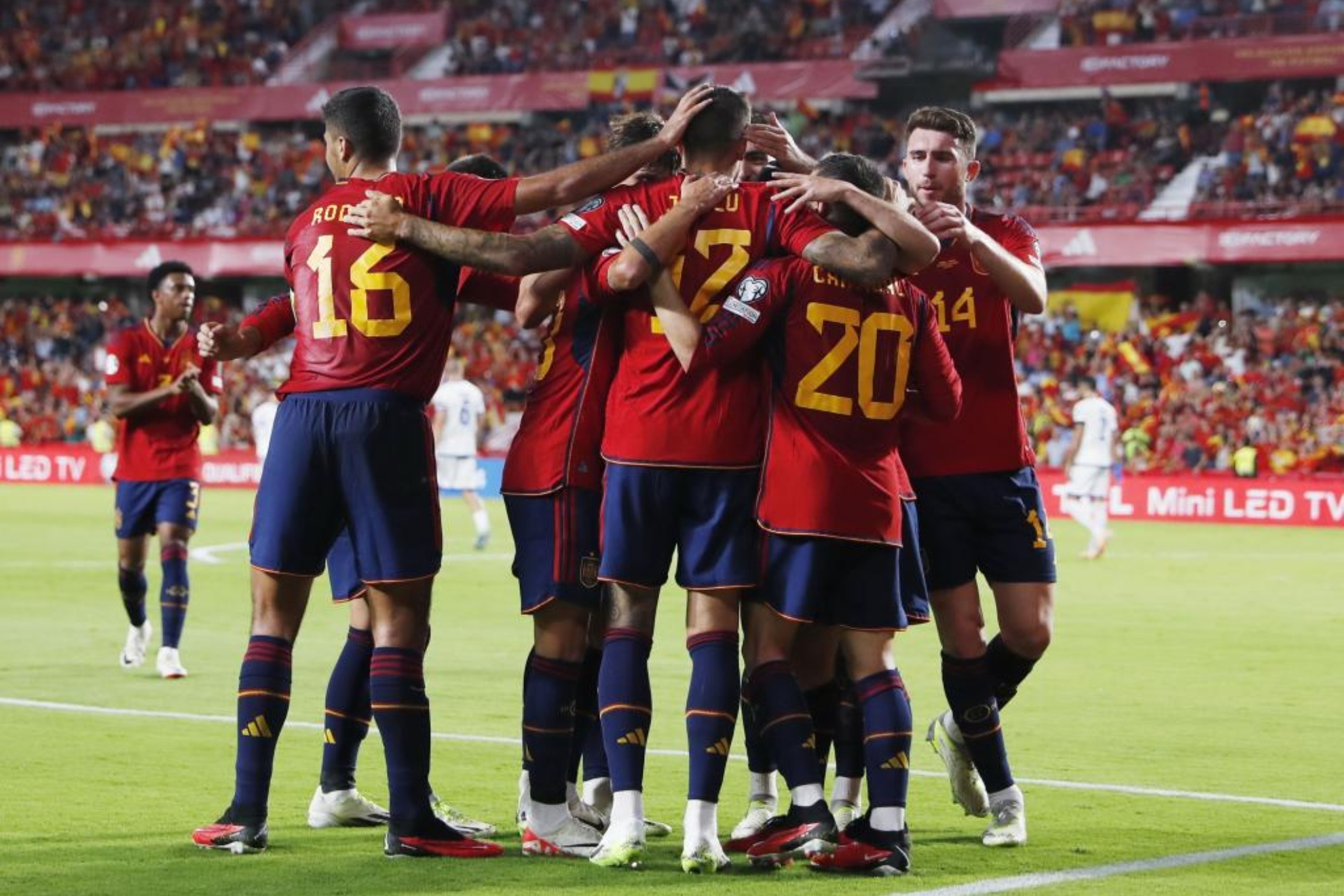 Los jugadores de España celebran uno de los goles ante Chipre.