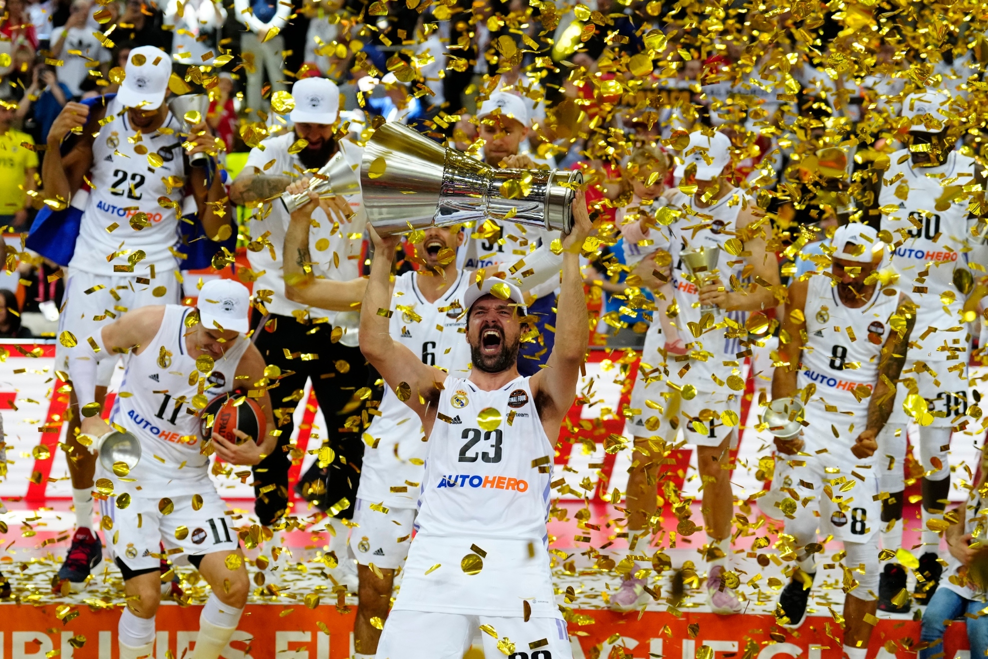 Sergio Llull, capitán del Real Madrid, levanta el trofeo de la última Euroliga