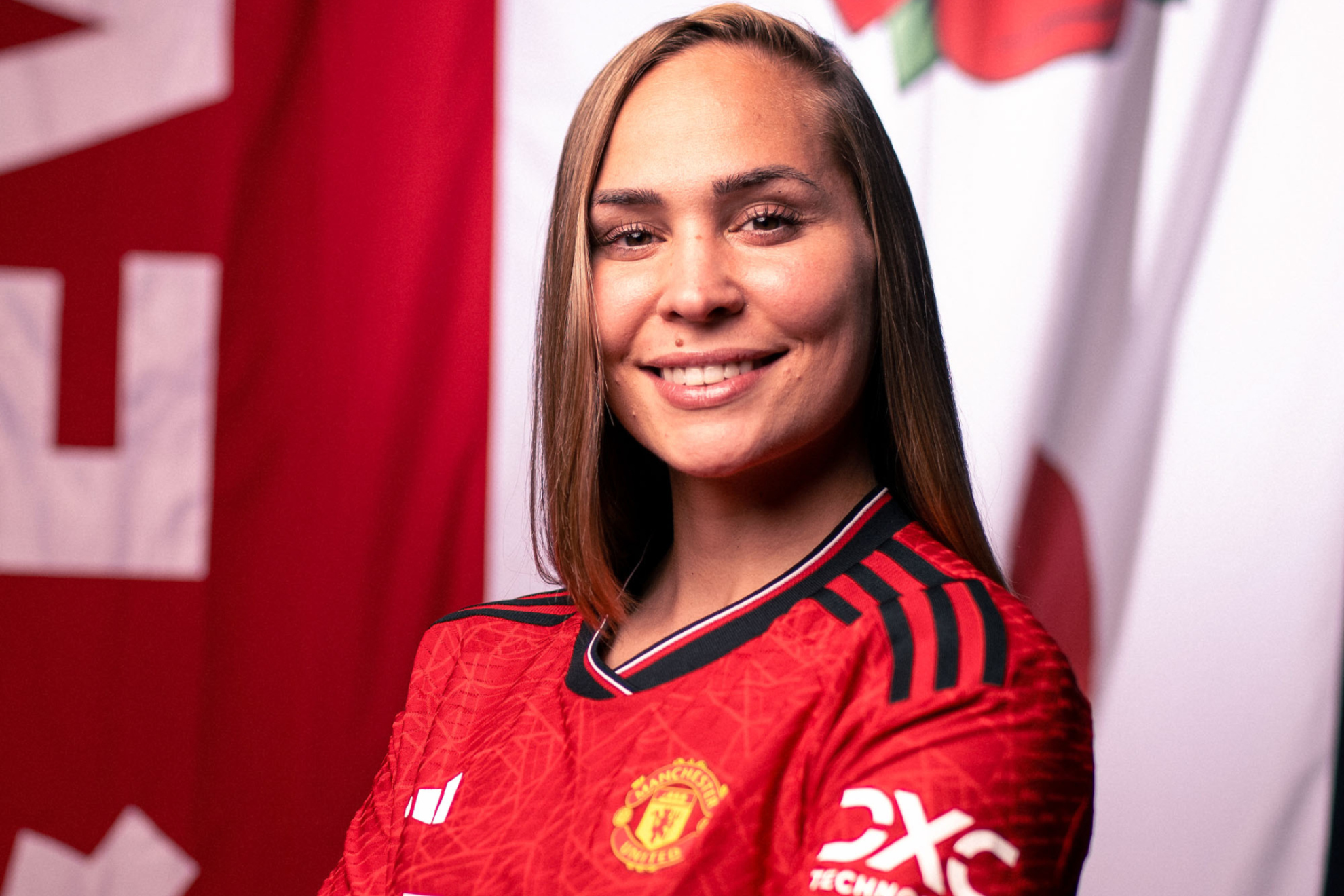 Irene Guerrero posa con la camiseta del Manchester United.