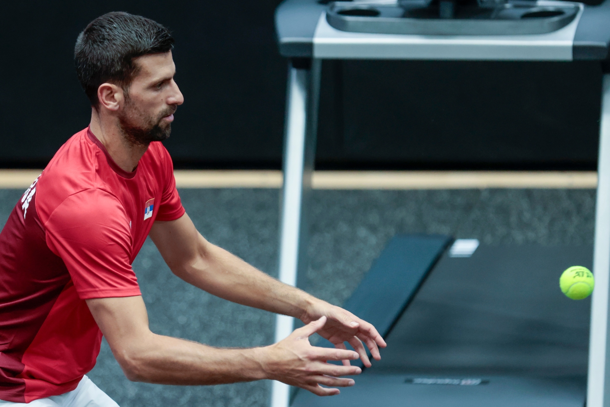 Djokovic pega de revés