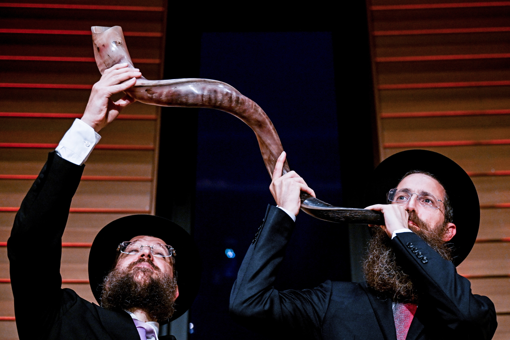 Berlin (Germany), 13/09/2023.- Berlin Rabbi Yehuda Teichtal (L) and Shmuel Segal Shmoel blow a shofar during lt;HIT gt;Rosh lt;/HIT gt; lt;HIT gt;Hashanah' lt;/HIT gt;, the Jewish New Year celebration, in Berlin, Germany, 13 September 2023. The Jewish holiday of lt;HIT gt;Rosh lt;/HIT gt; lt;HIT gt;Hashanah lt;/HIT gt; (Jewish New Year) starts at sunset on 15 September 2023. (Alemania) EFE/EPA/FILIP SINGER