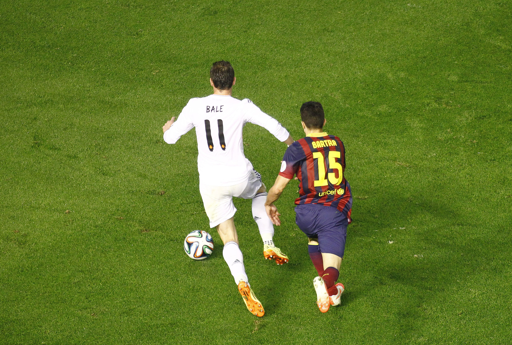Arrancada de Bale ante Bartra en la final de Copa de 2014
