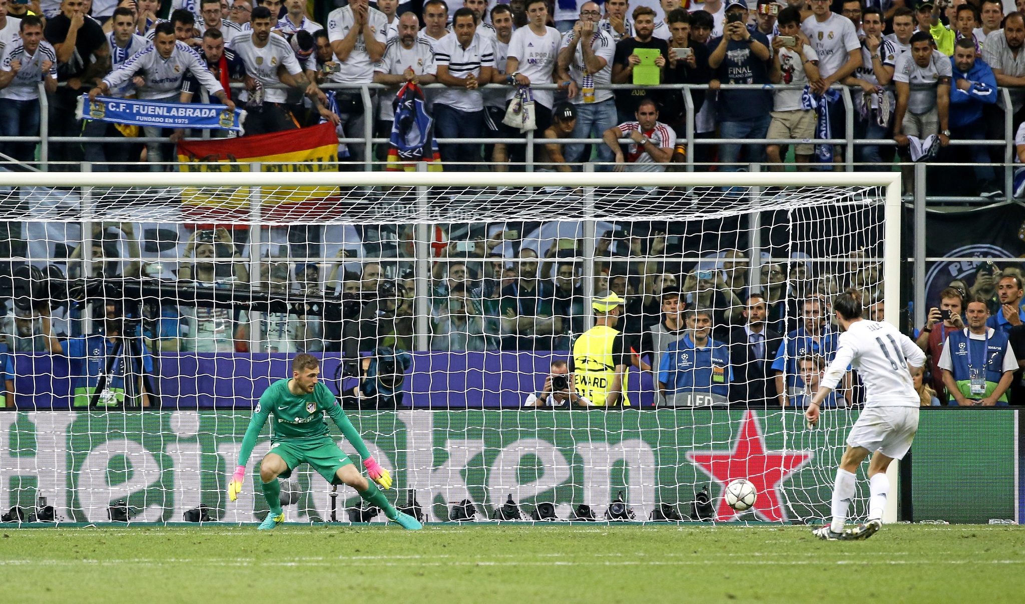 Bale lanzando y anotando el penalti ante Oblak en la Final de la Champions 2016