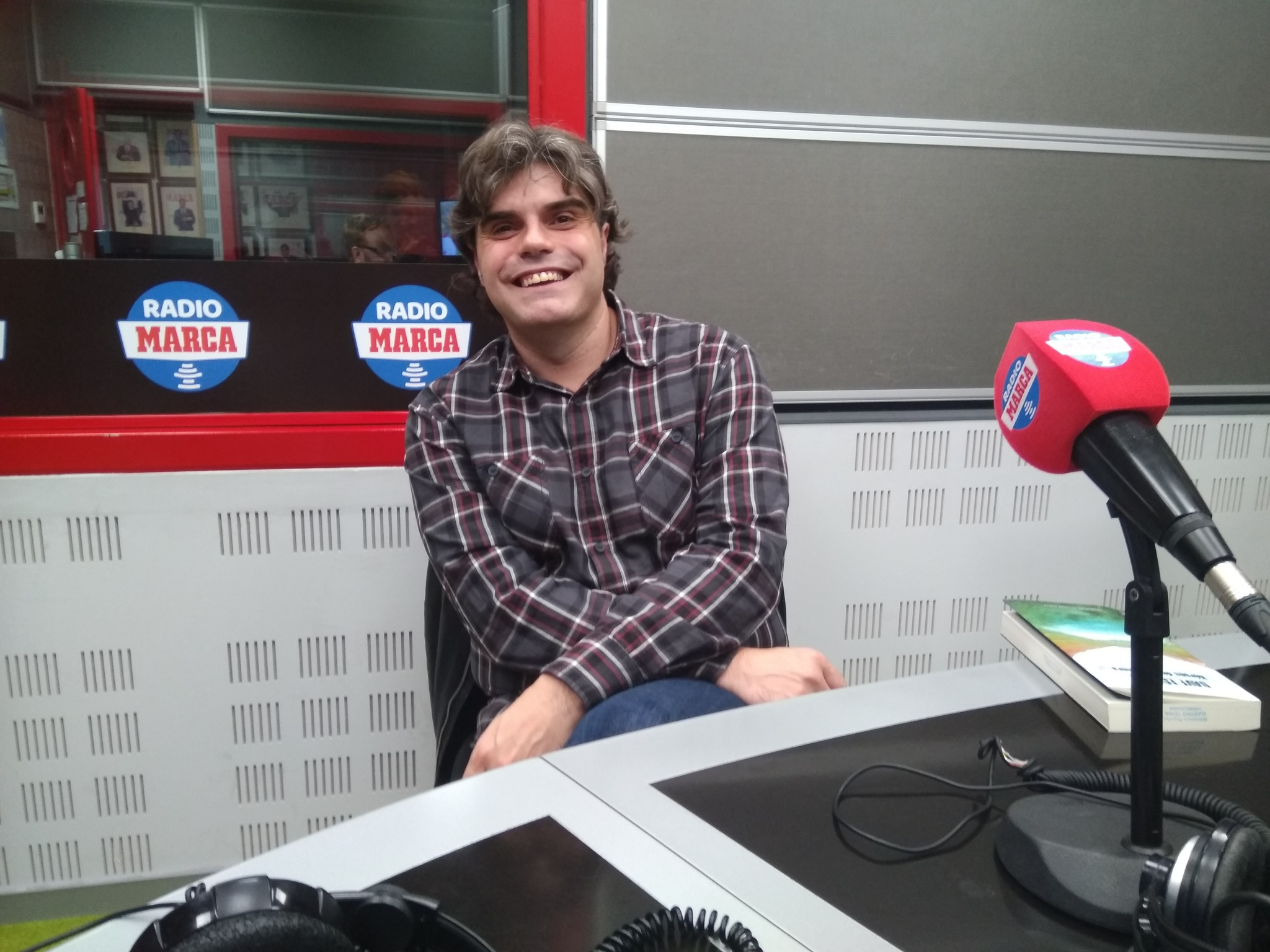 El escritor Marcos Pereda en los estudios de Radio MARCA/Foto: @ladeporteca