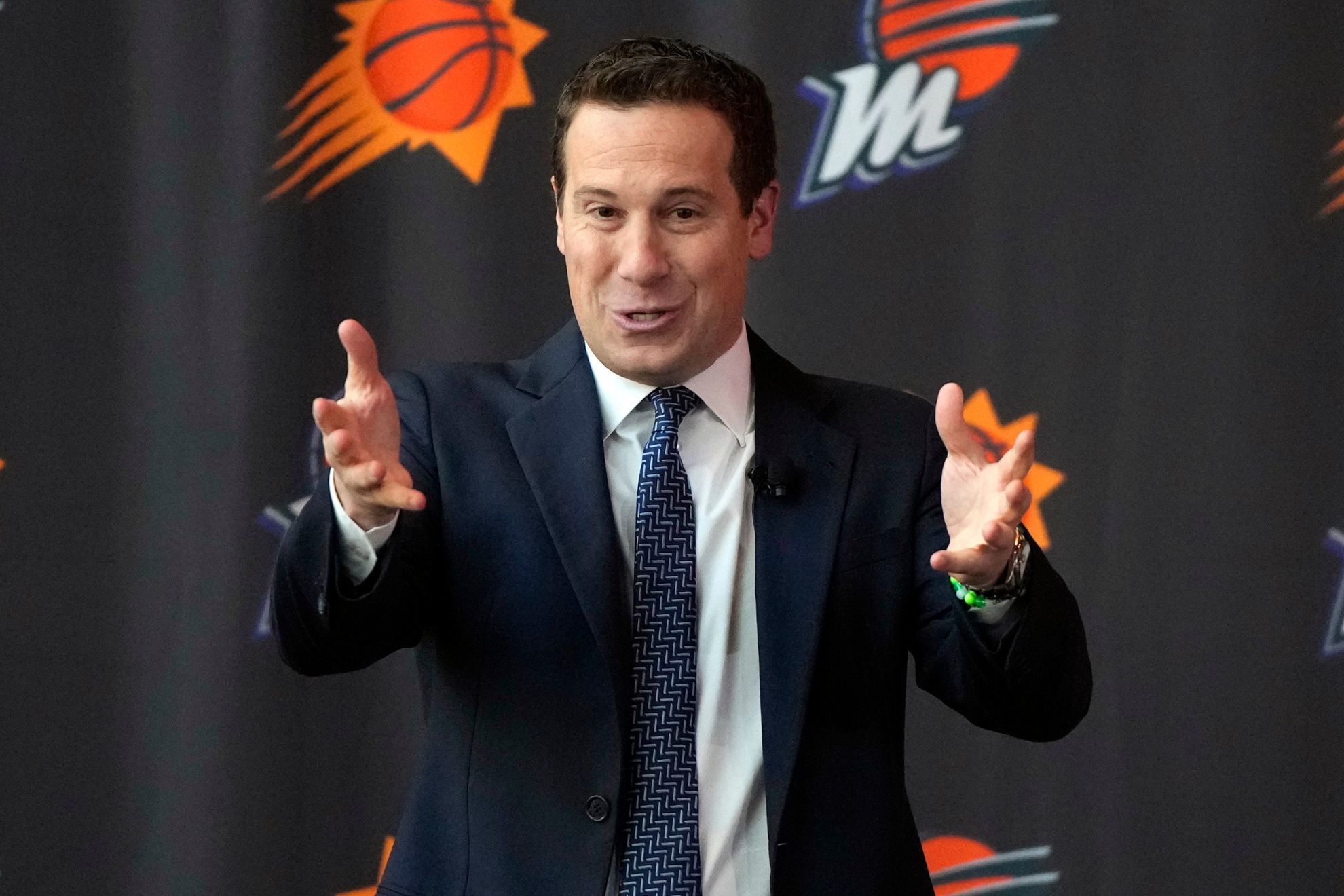 Suns owner Matt Ishbia gives away free antennas to local NBA fans