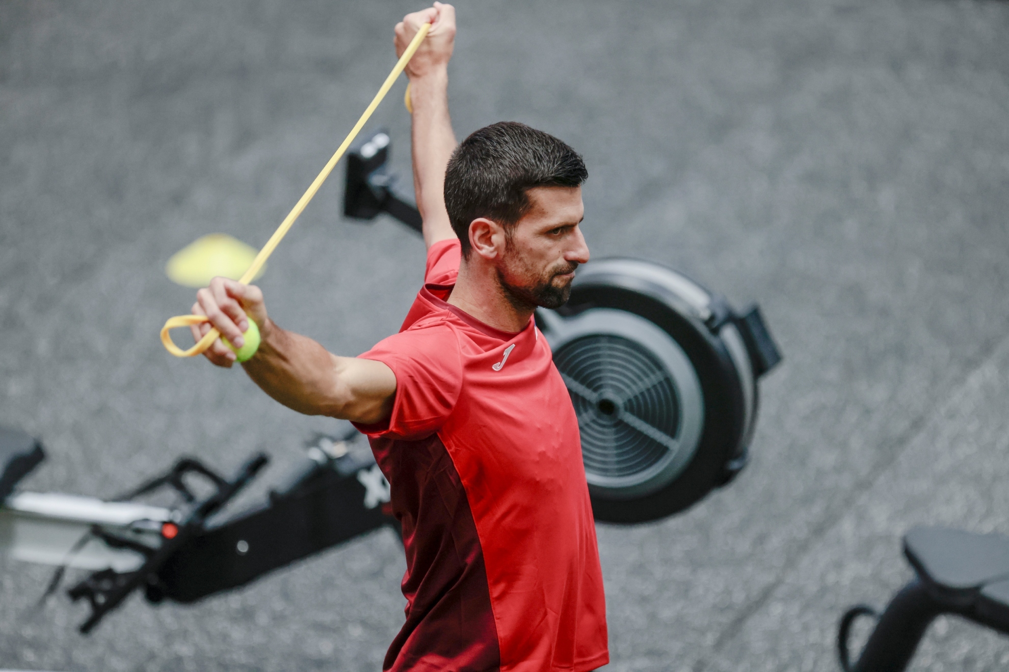 Djokovic ejercitándose con unas gomas