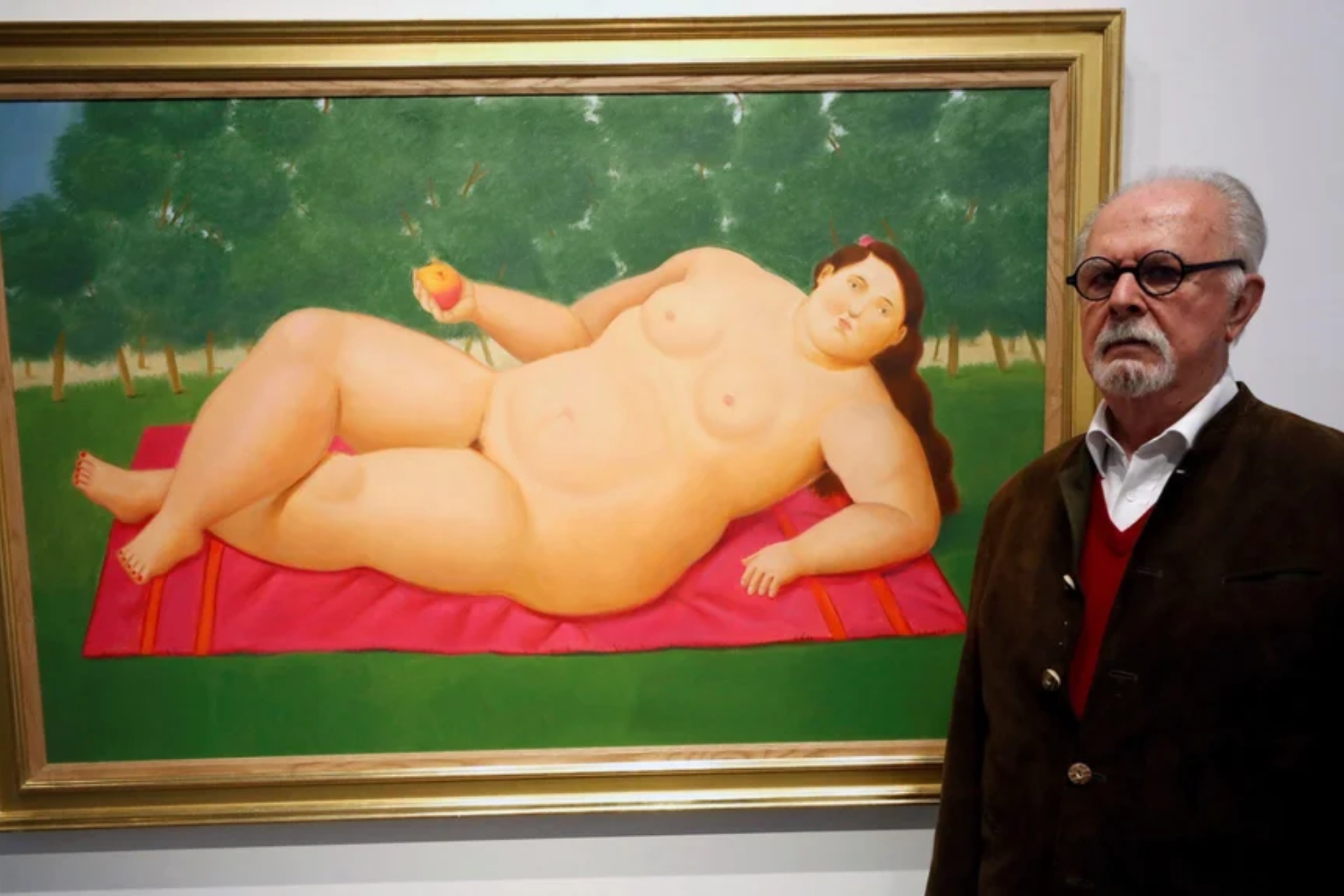 Fernando Botero, junto a una de sus esculturas.
