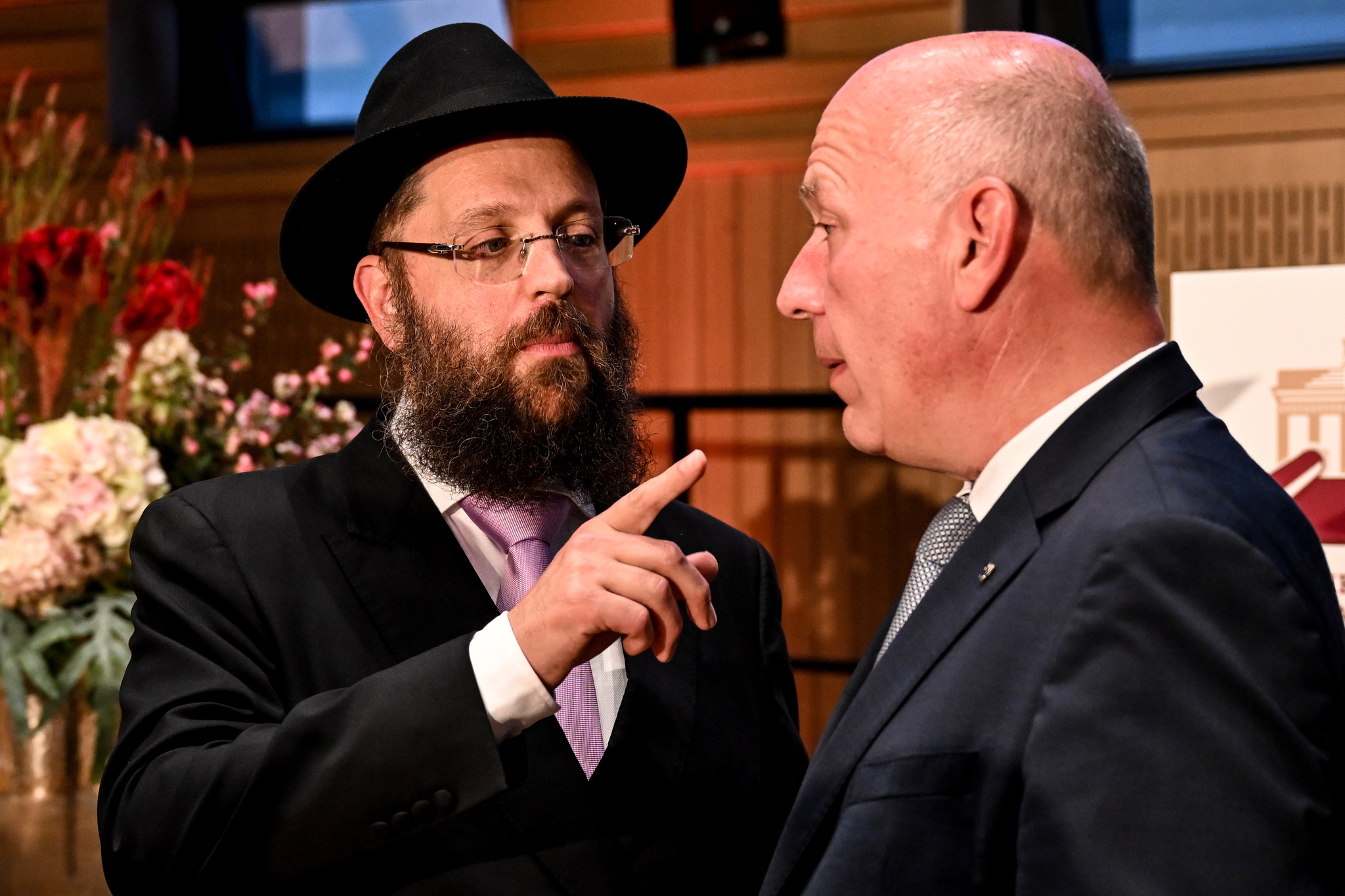 Berlin (Germany), 13/09/2023.- Berlin Rabbi Yehuda Teichtal (L) talks to Berlin governing mayor Kai Wegner during lt;HIT gt;Rosh lt;/HIT gt; lt;HIT gt;Hashanah' lt;/HIT gt;, the Jewish New Year celebration, in Berlin, Germany, 13 September 2023. The Jewish holiday of lt;HIT gt;Rosh lt;/HIT gt; lt;HIT gt;Hashanah lt;/HIT gt; (Jewish New Year) starts at sunset on 15 September 2023. (Alemania) EFE/EPA/FILIP SINGER