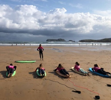 Una clase de surf para mujeres en Suances/Foto: Totora Surf School