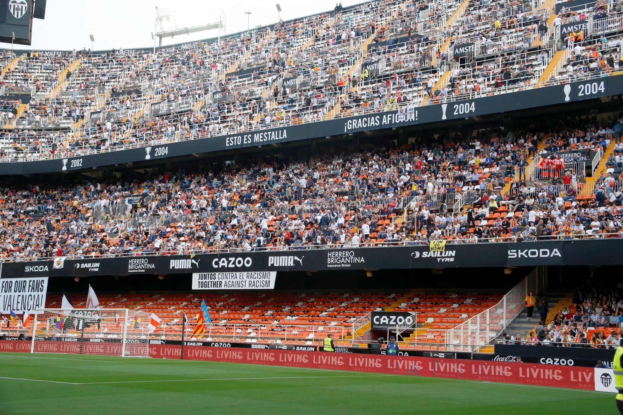 Fondo sur de Mestalla con la grada de animación vacía durante un partido.