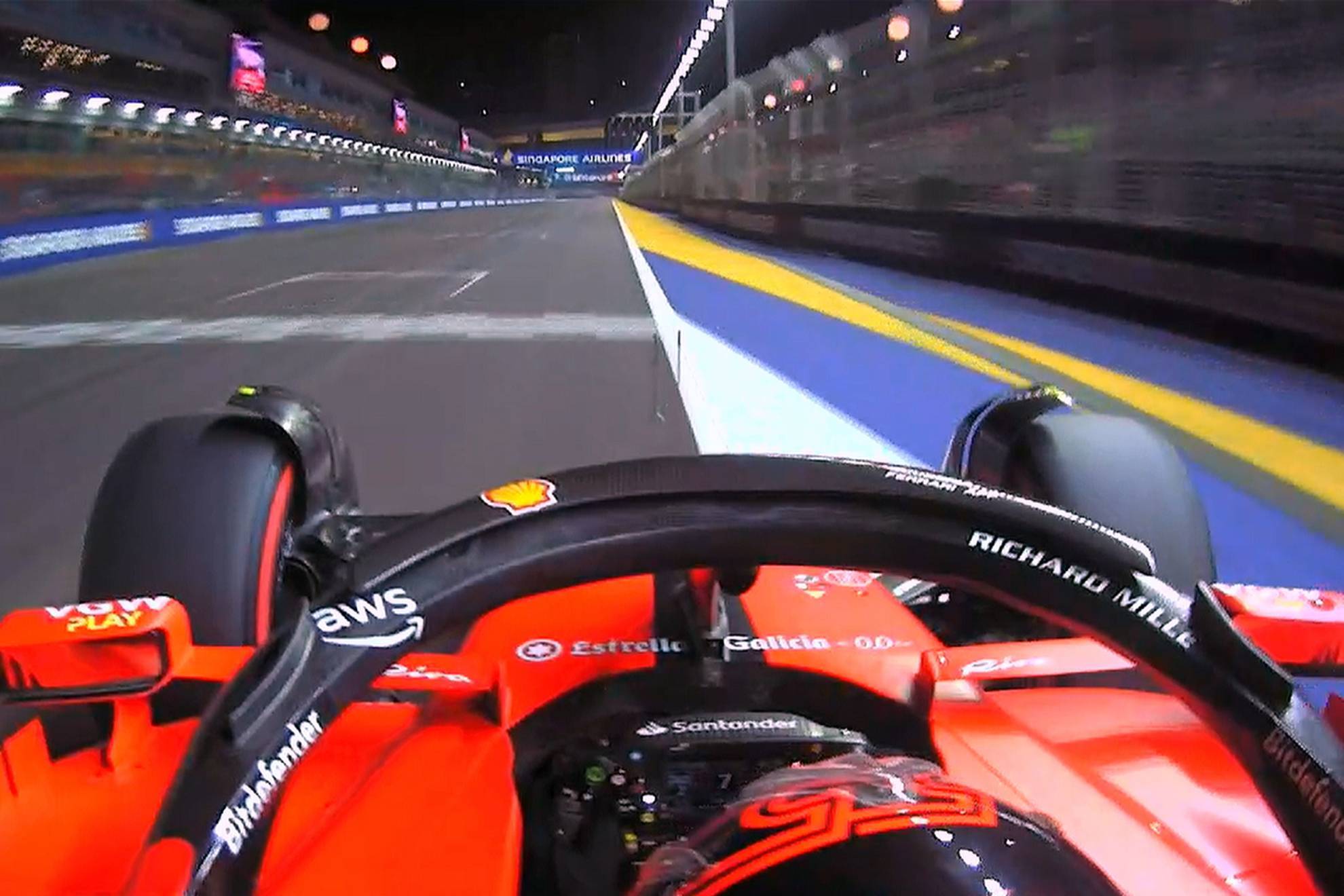 Carlos Sainz, pasando con el mejor tiempo en la calificación del GP de Singapur 2023.