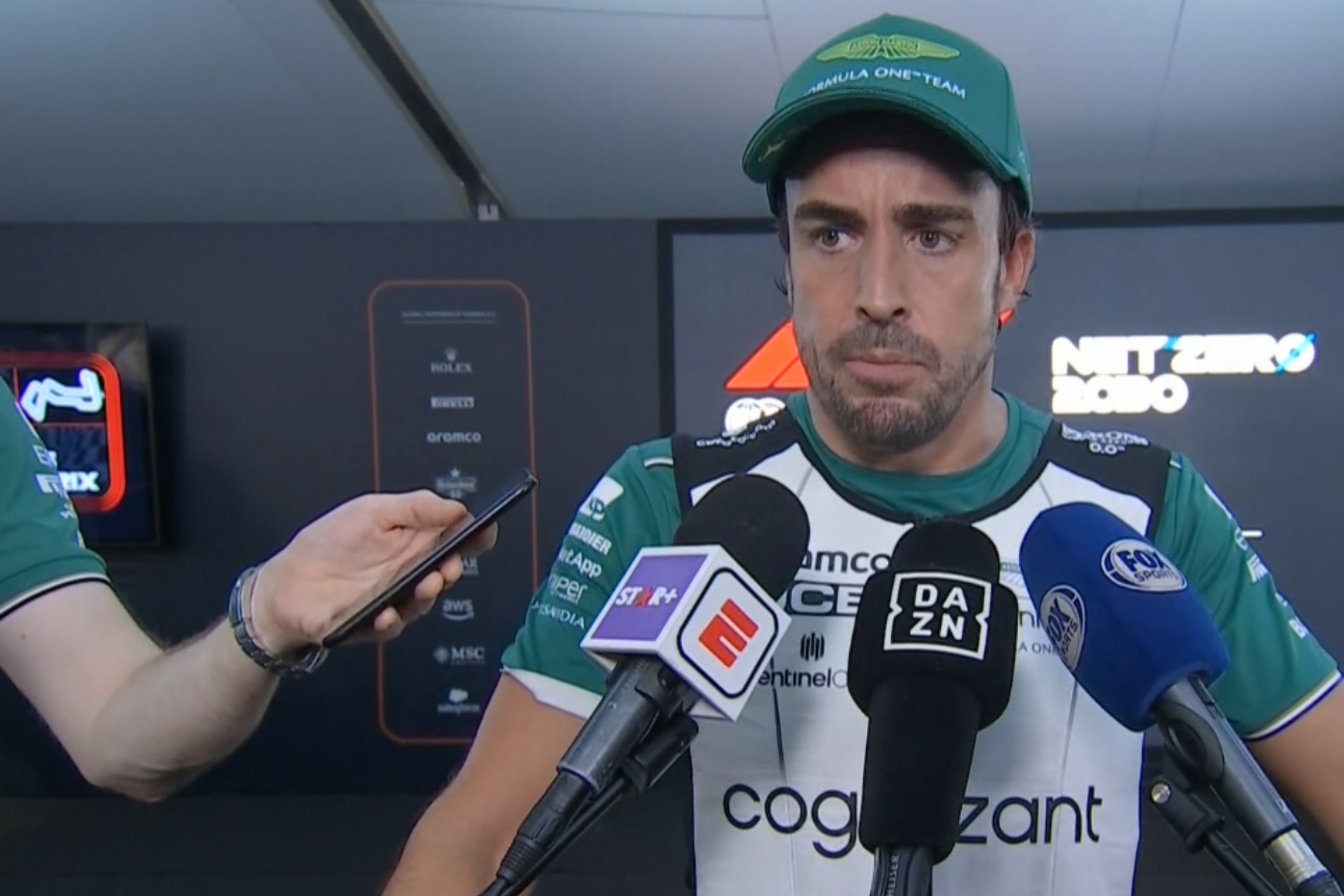 Fernando Alonso atendiendo a los medios tras la clasificación del GP de Singapur