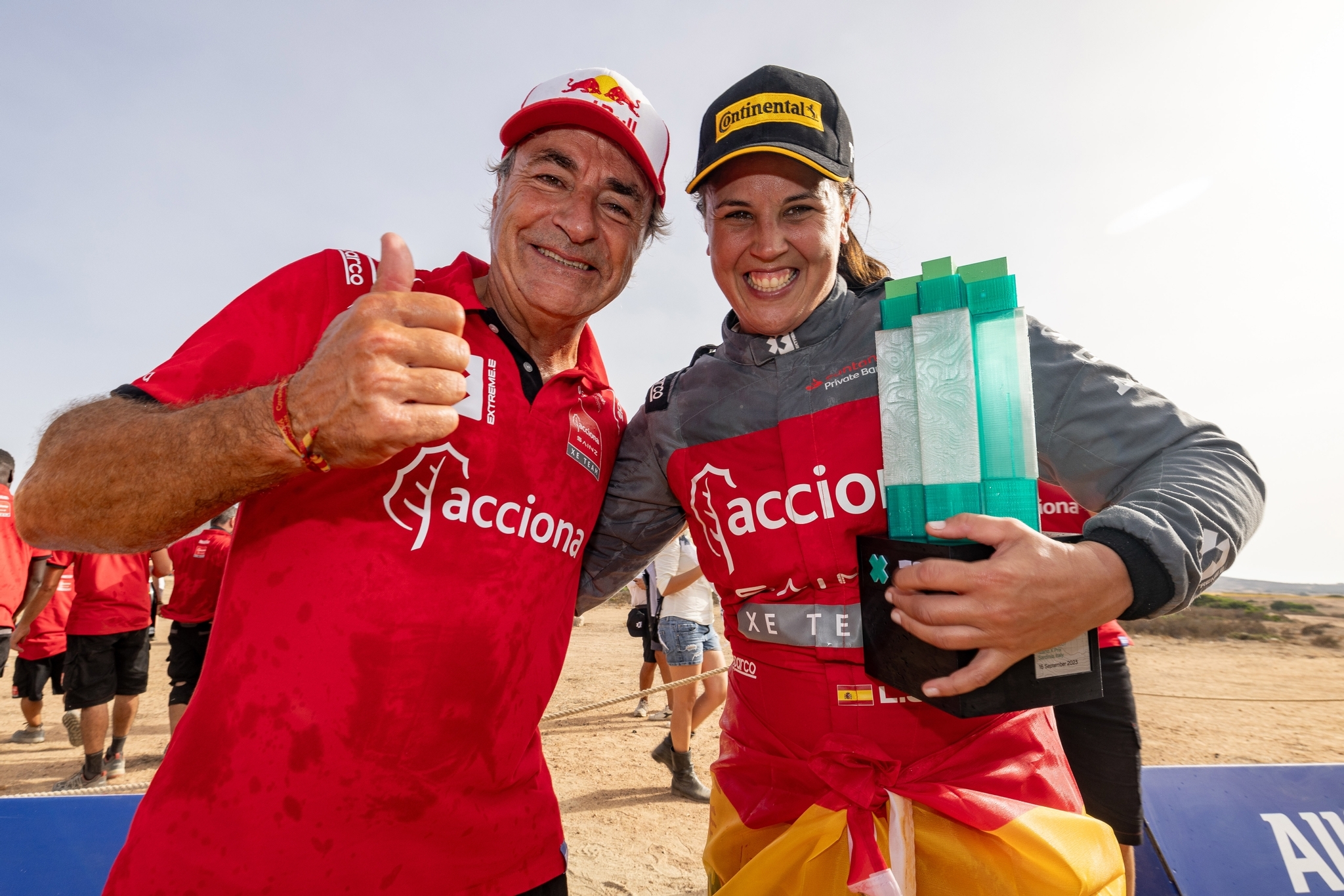 Carlos Sainz y Laia Sanz celebran el triunfo del Acciona.